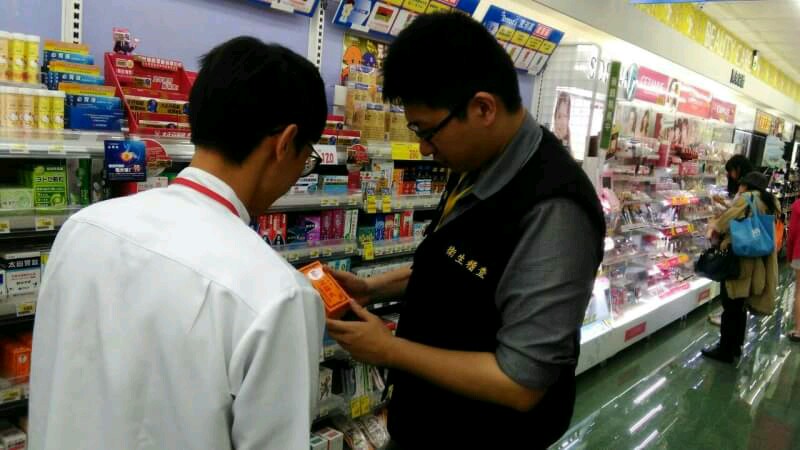 新北市衛生局到中榮貿易公司稽查，發現現場有大批與進口規格不符的藥品外包裝。