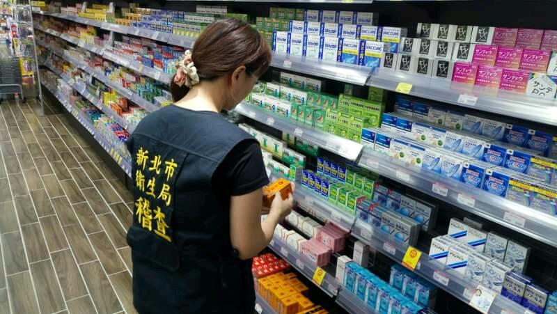 新北市衛生局到中榮貿易公司稽查,發現現場有大批與進口規格不符的藥品外包裝。