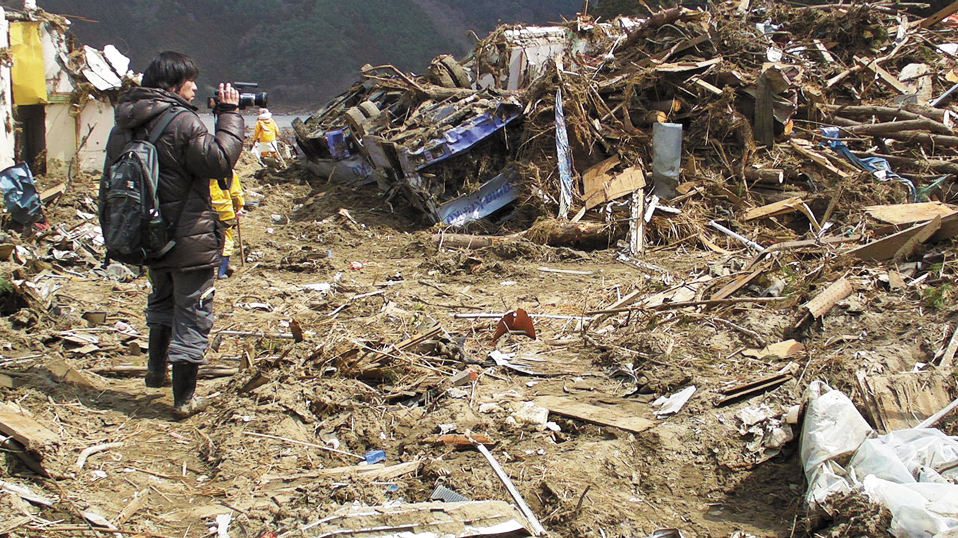 日本導演森達也前往311地震災區拍攝紀錄片。© Yasuoka/Tofoo