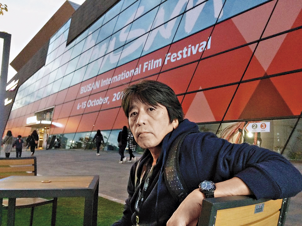 森達也應桃園電影節來台擔任評審，並舉行作品映後對談。圖為森達也出席釜山影展的照片。（翻攝自森達也臉書）