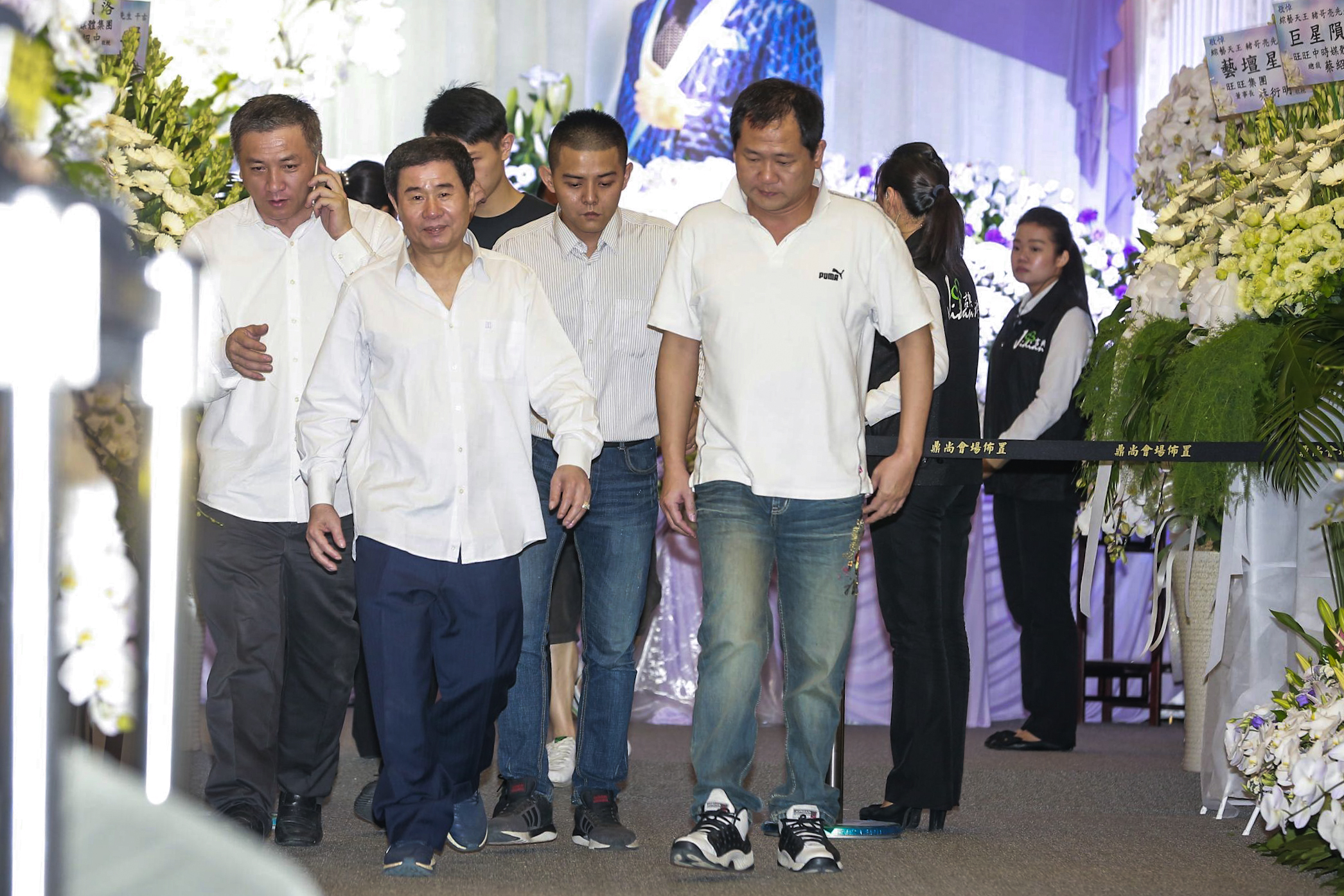 黑龍（左二）為豬哥亮喪事盡心盡力，幾乎每天都會去靈堂巡視。