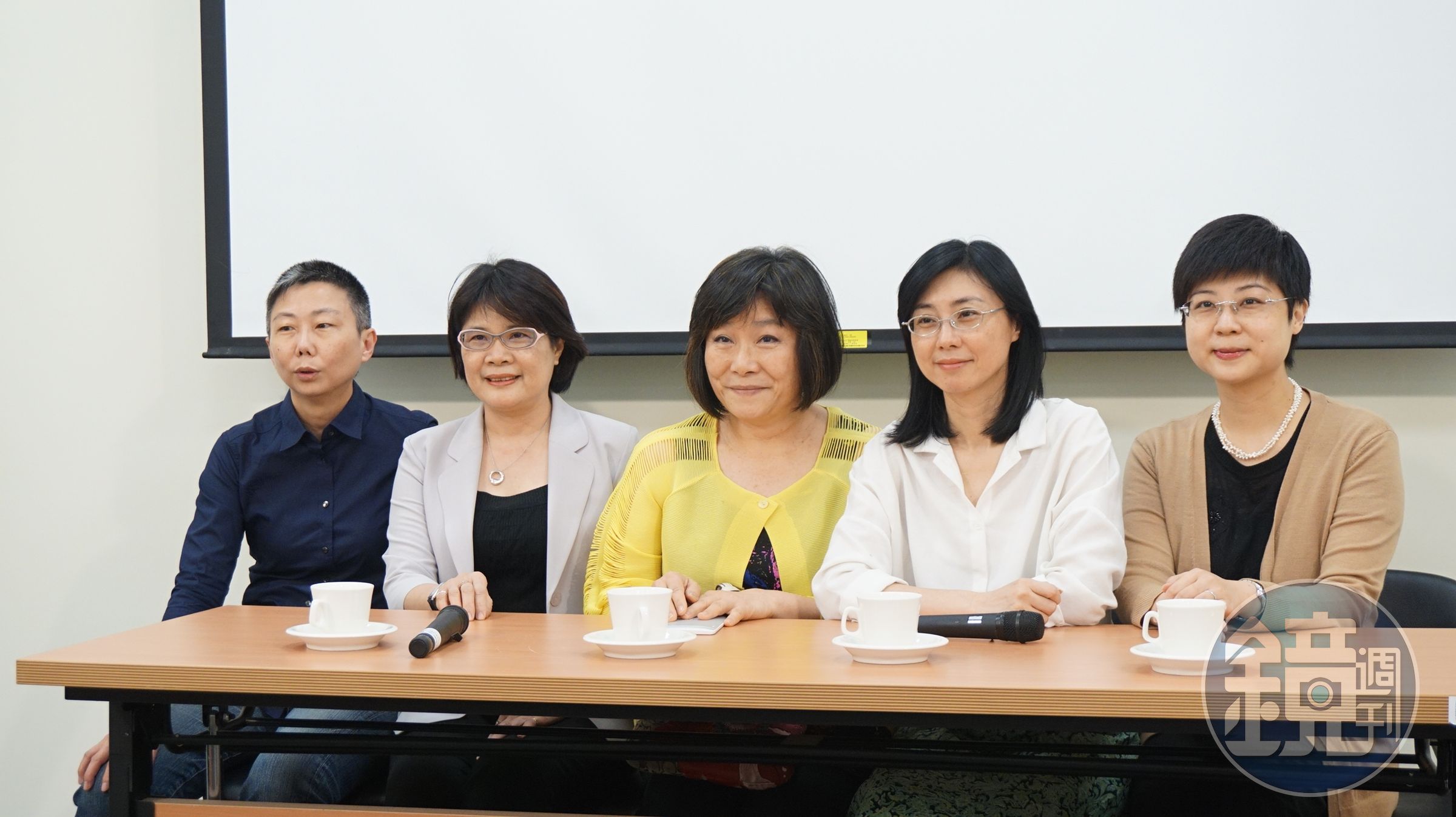 司改國是會議由主任保護官王以凡（左起）、台大社會系教授劉淑瓊、勵馨基金會執行長紀惠容、律師賴芳玉、交大科法所教授林志潔提案通過通姦除罪化。