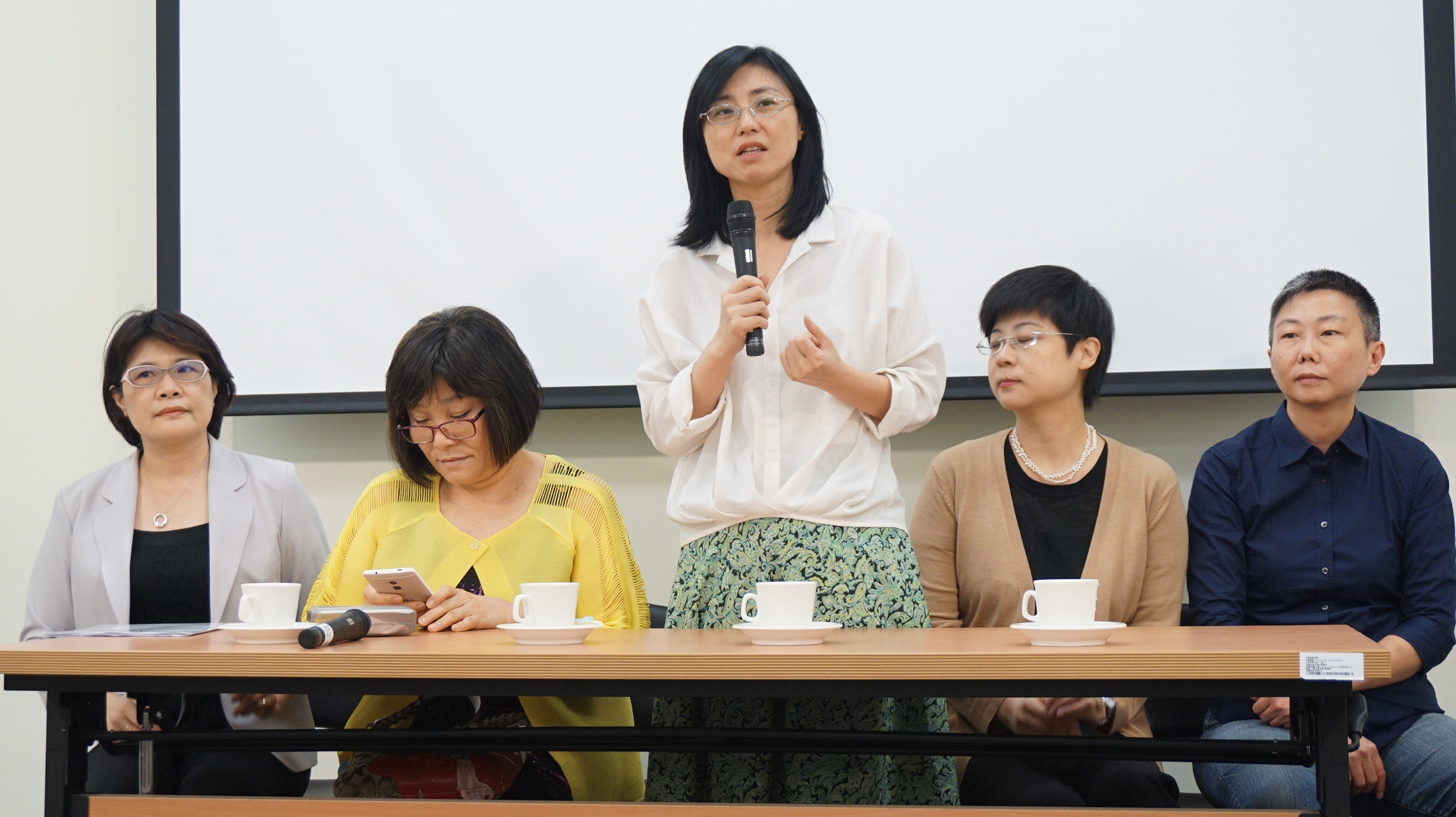 律師賴芳玉（中）在司改國是會議中，提案通過讓性侵被害人審核被告假釋案。