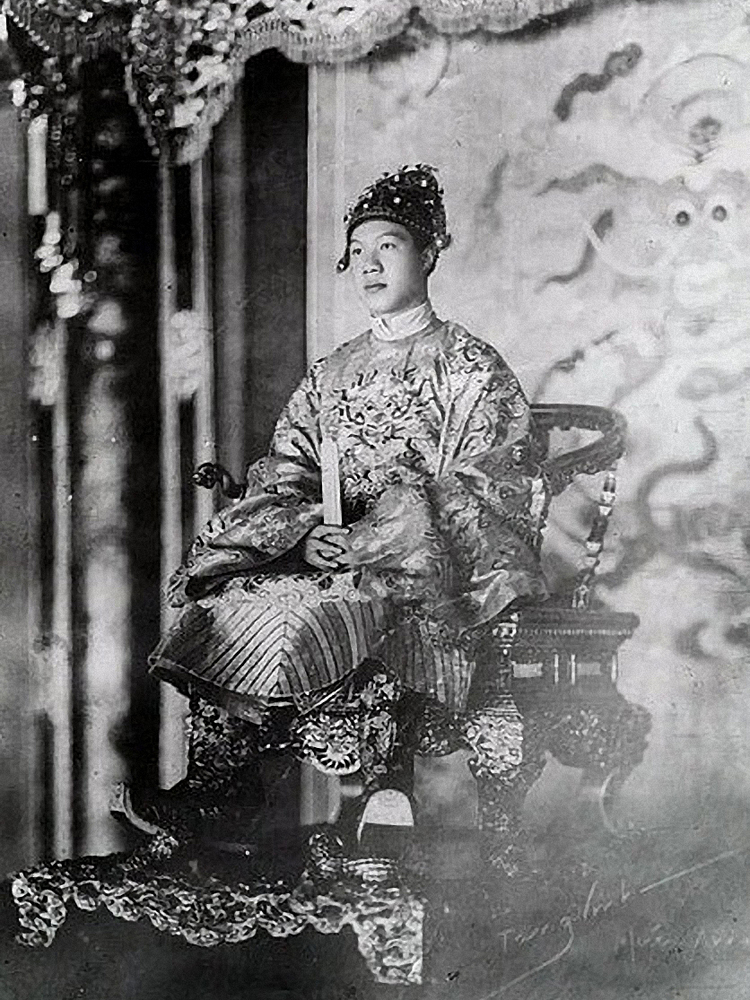 保大帝(1913年10月22日-1997年7月30日),名阮福晪,原名阮福永瑞,是越南歷史上最後一個王朝阮朝第13任、也是末代君主,1926年至1945年在位。年號保大。其一生經歷深受時代政治格局變遷的影響,即使在位三十年間沒有多大的政治實權。