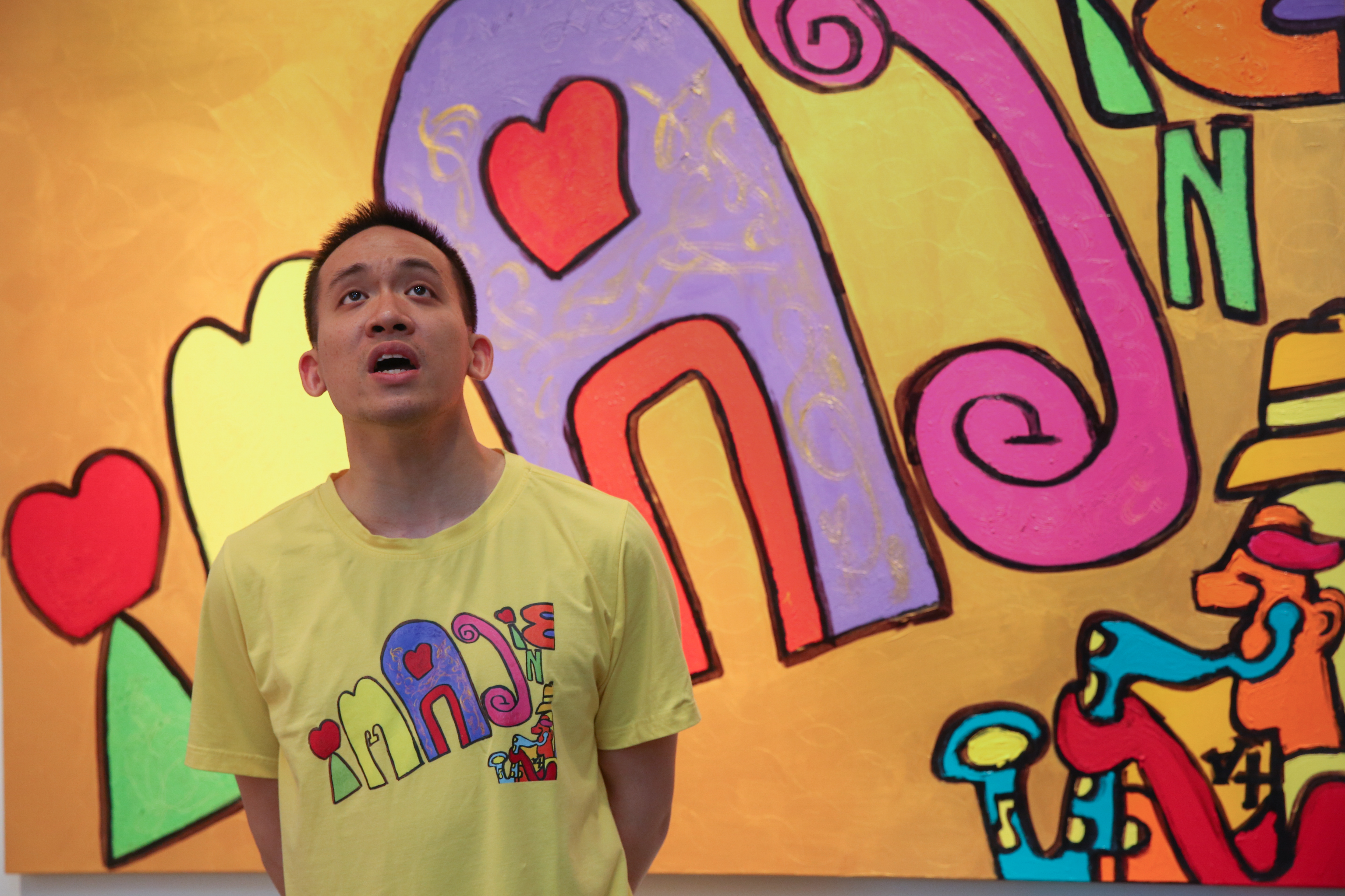 畫作受國際各大美術館青睞的李柏毅，再次於台北正藝美學空間展出新作，並於畫作《Imagine》前唱起約翰儂尼名曲《Imagine》。