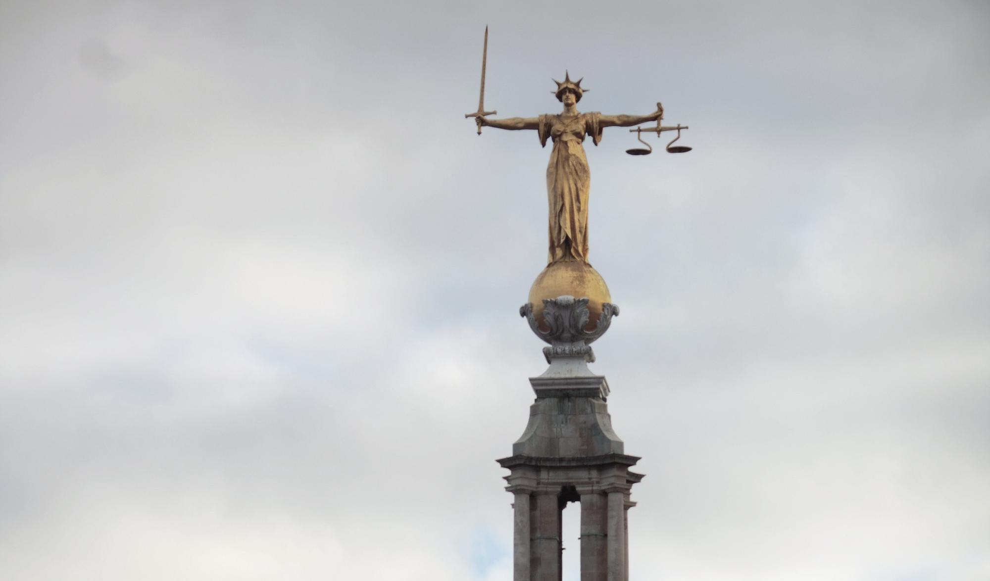 英國中央刑事法院,俗稱「老貝利」,屋頂上站立著「正義女神」。(圖:東方IC提供)