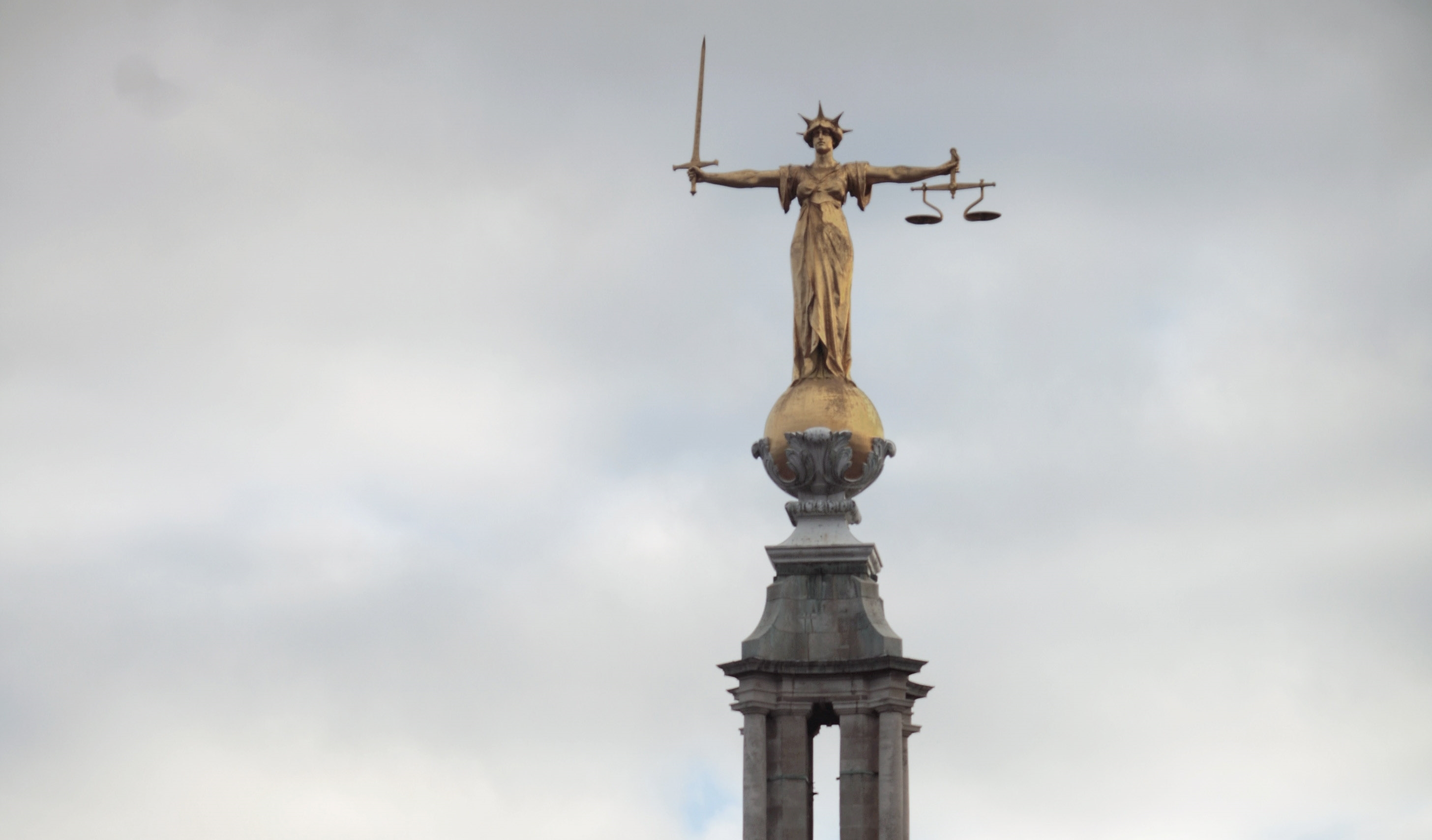 英國中央刑事法院，俗稱「老貝利」，屋頂上站立著「正義女神」。（圖：東方IC提供）