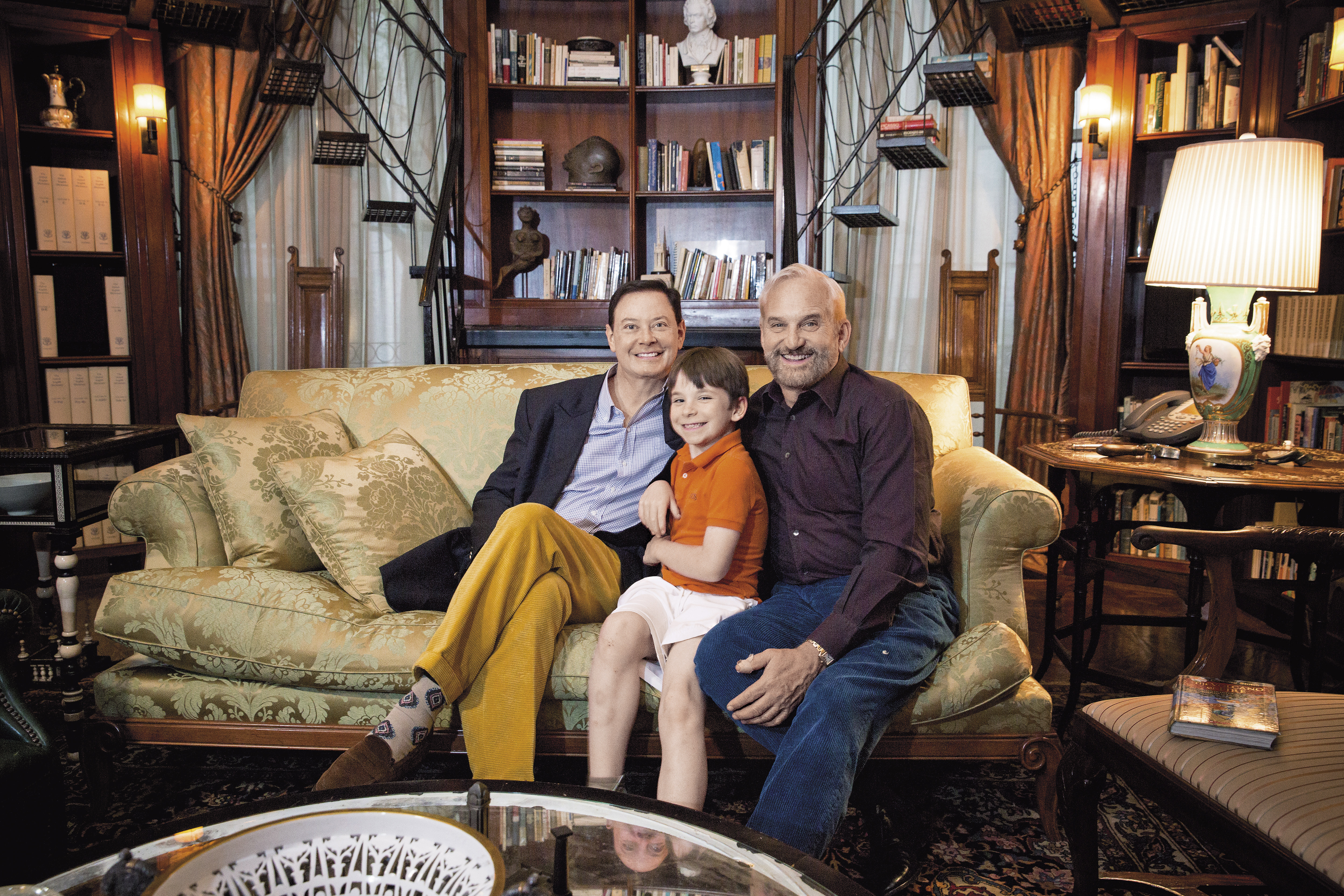 安德魯（左）從沒想像過，有朝一日能和另一位男人約翰（右）結婚，並且生下1個可愛的兒子喬治（中）。轉眼間，喬治都已8歲、就讀小二了。