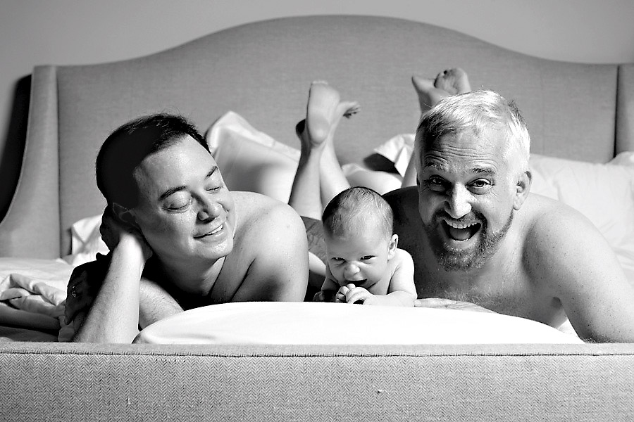 剛出生1個月的喬治（中），徹底改變了安德魯（左）和約翰（右）的生命。這張照也成為喬治滿月邀請函的封面圖片。（michael sharkey攝）