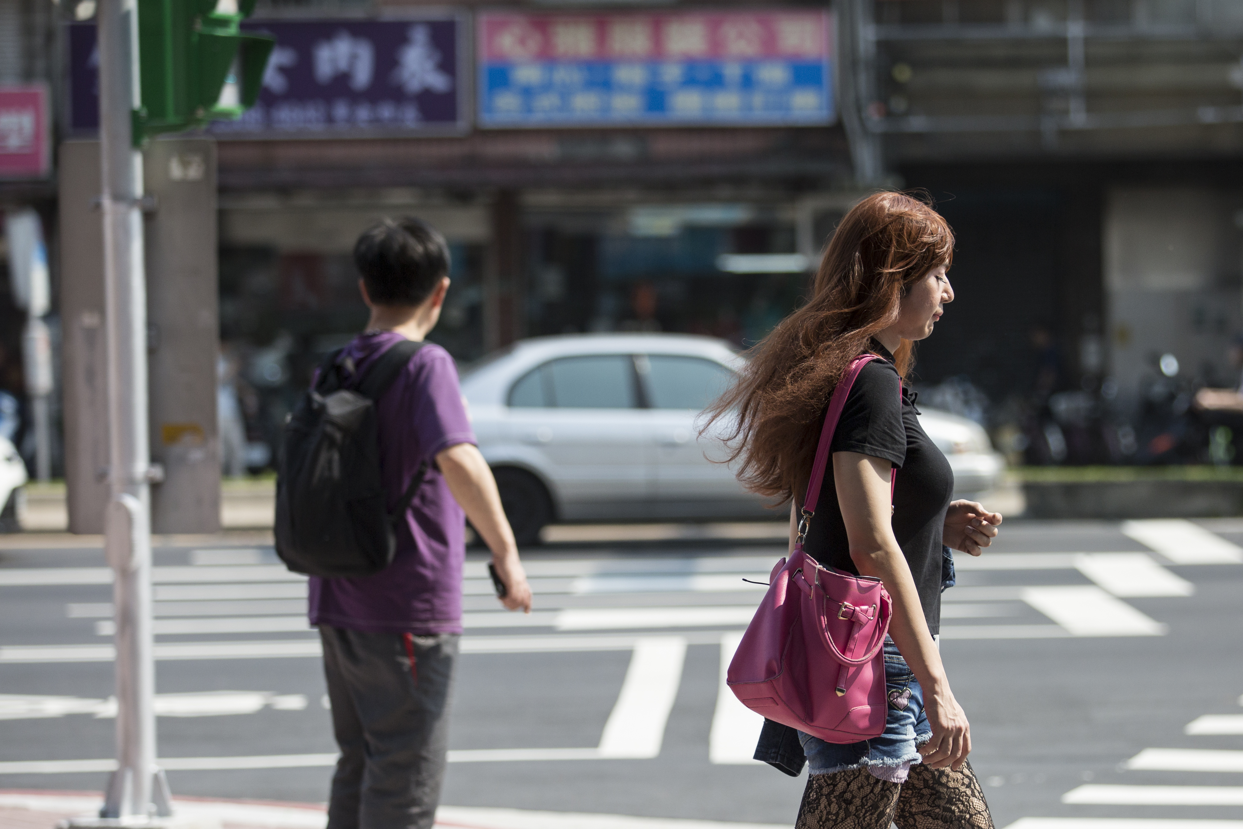 爽子走在萬華的街頭。