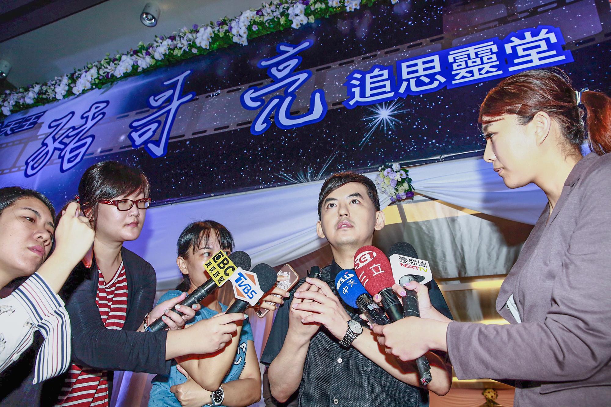 黃子佼18日來致哀,之後在臉書貼了多年前與豬哥亮互動的影片,讓人好生懷念。