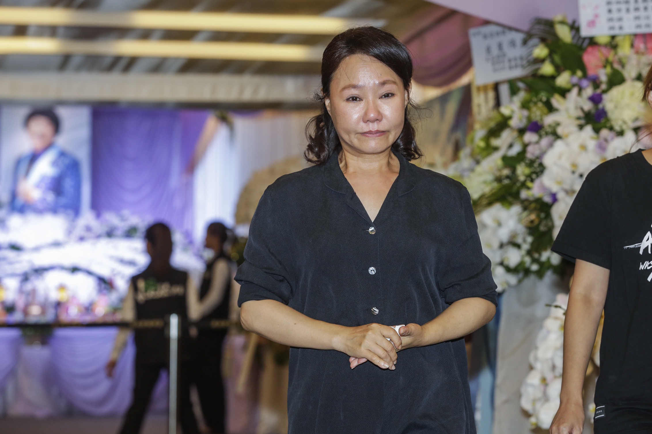 呂雪鳳面容哀戚，她感謝豬哥亮讓她在綜藝節目唱歌仔戲，承諾告別式那天她一定會出席。