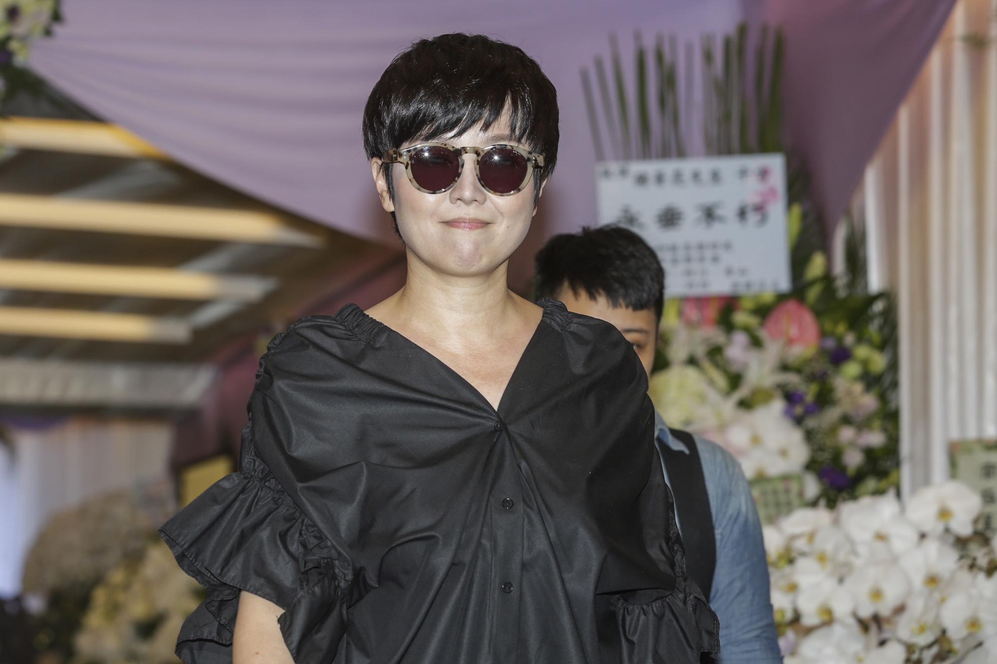 苗可麗弔唁豬哥亮,還透露豬哥亮要大家不要再送花了,改送現金比較好。