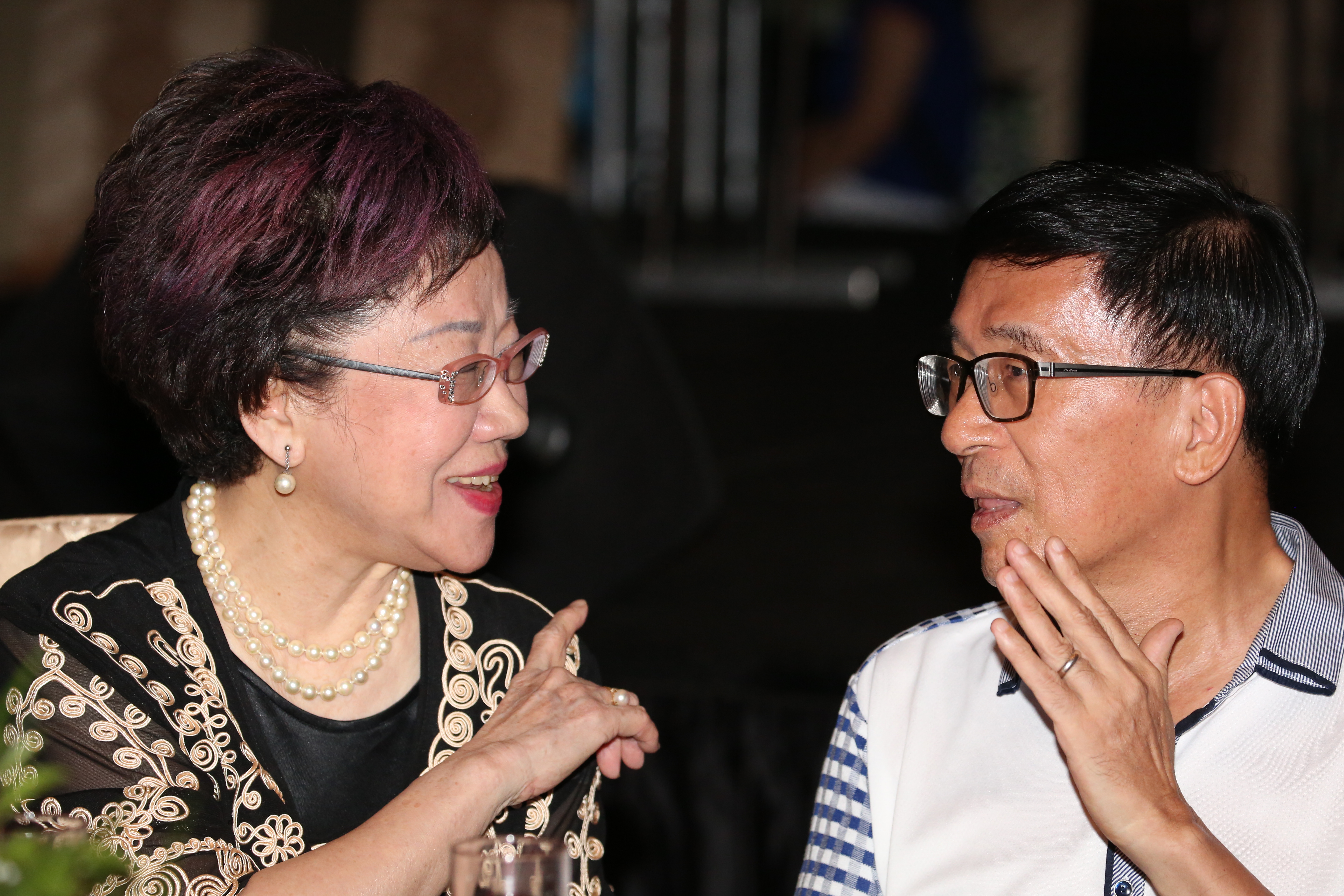 陳前總統用錄影講話，又進餐會，且砲轟中監，外界好奇是否違反「五不」規定。