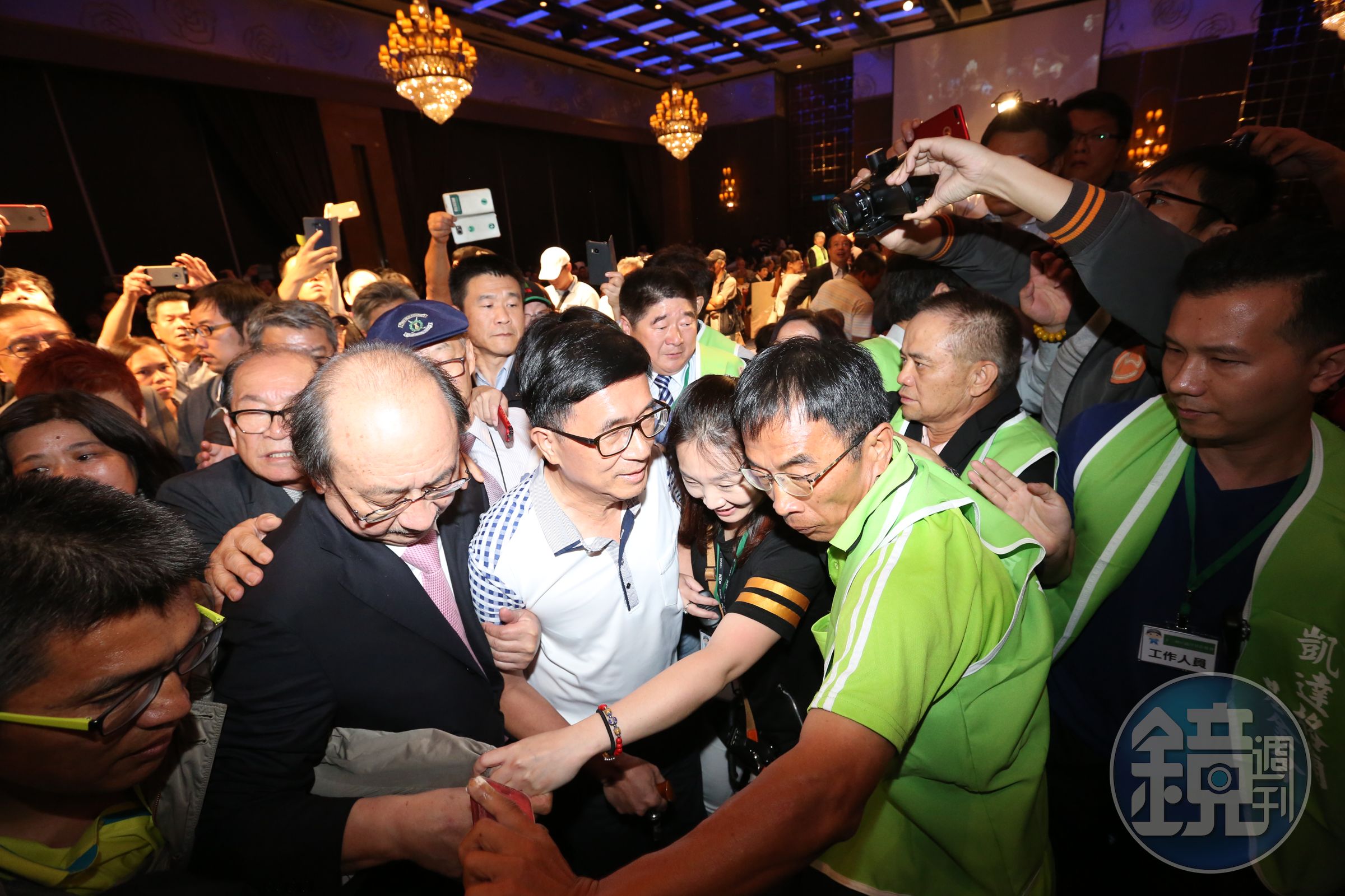 前總統陳水扁出席凱校餐會，停留一小時後離開，支持者高喊特赦。