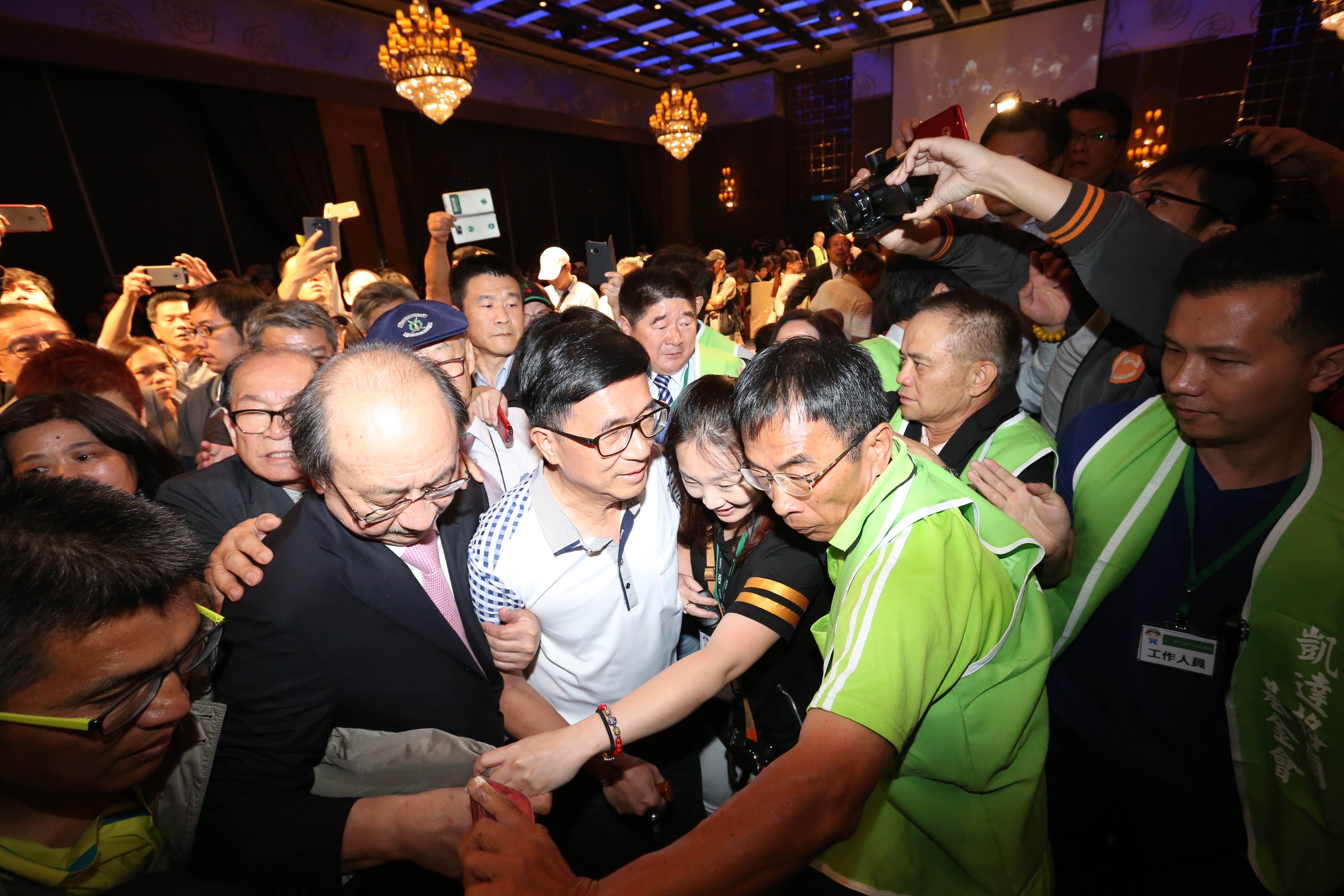 前總統陳水扁出席凱校餐會，停留一小時後離開，支持者高喊特赦。