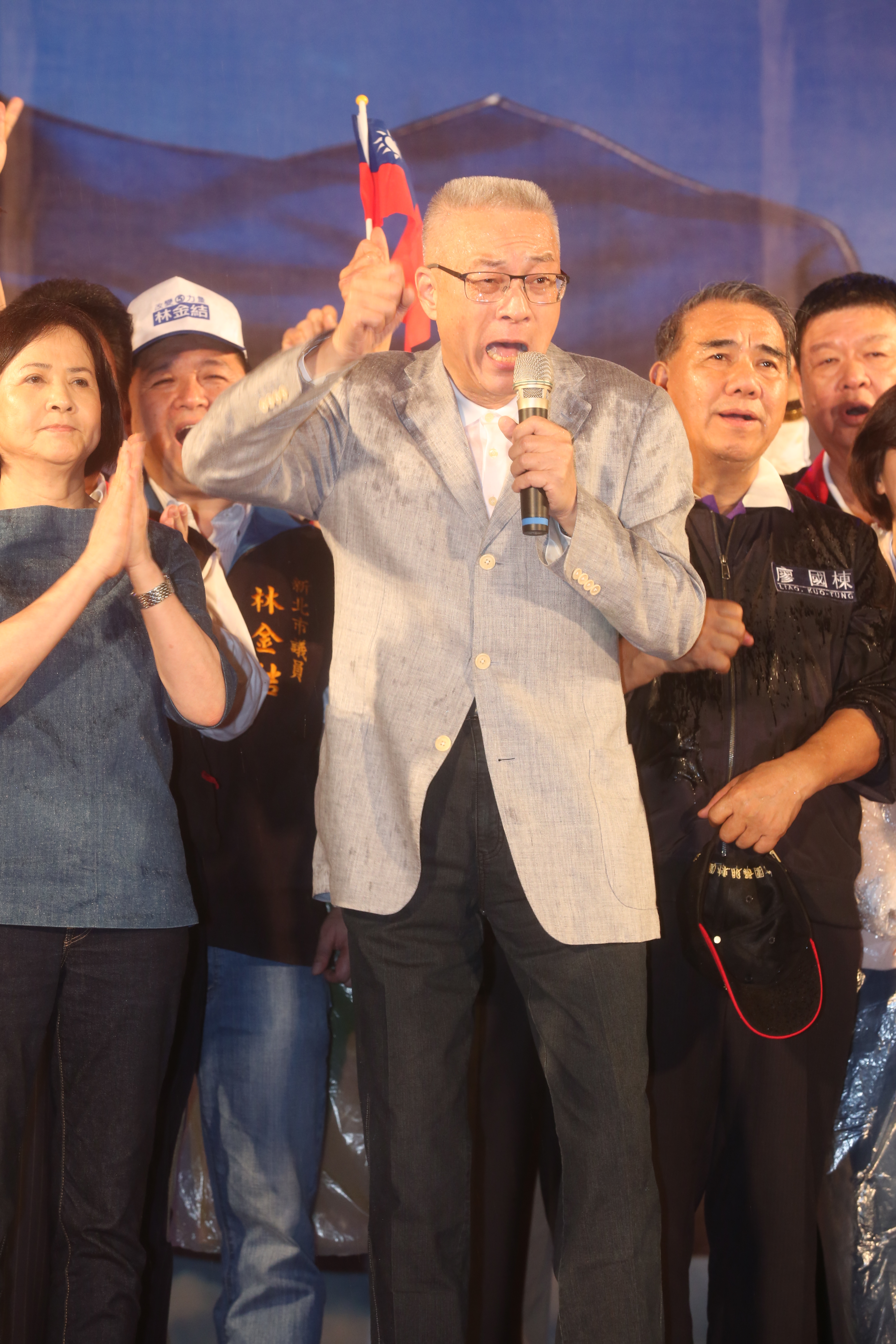 前副總統吳敦義在板橋第一運動場舉行萬人造勢晚會。