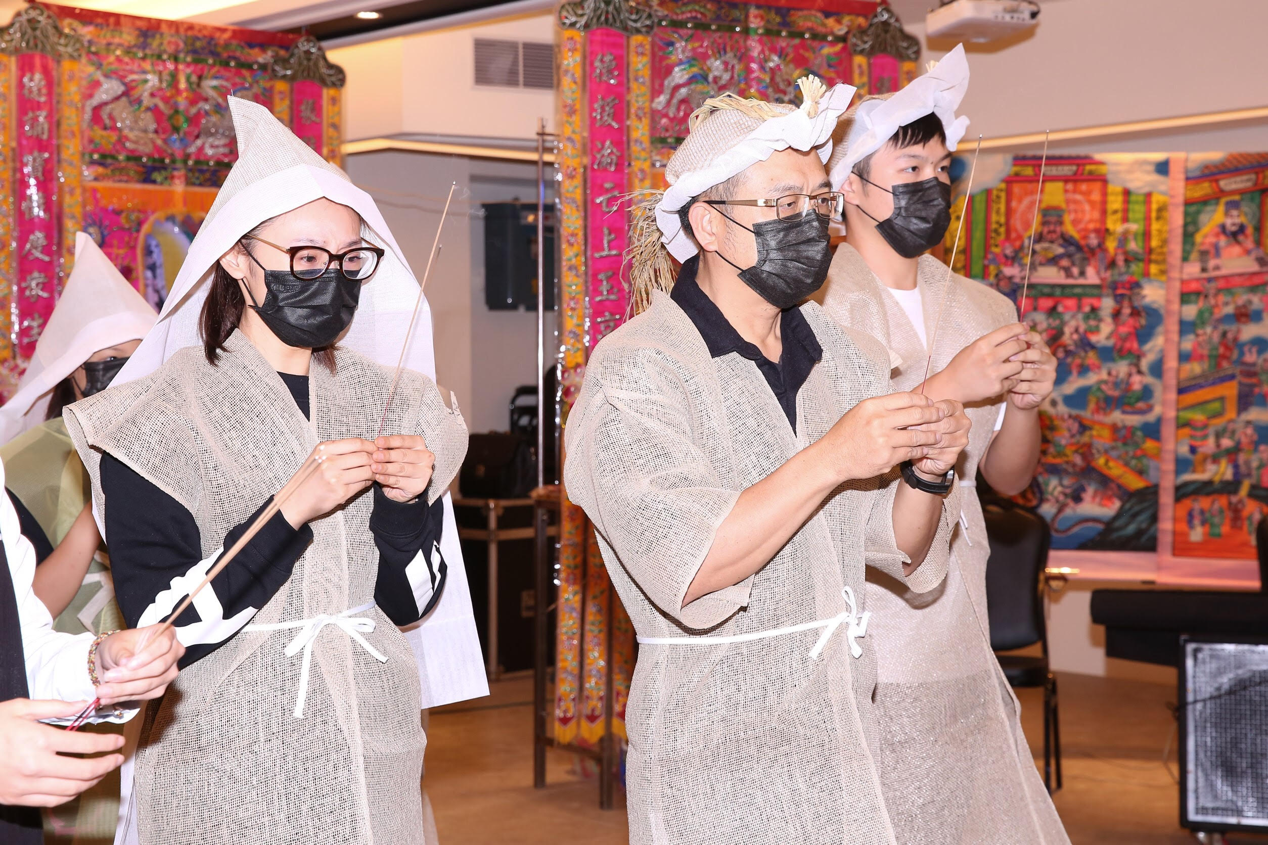 除了謝金燕在美國作秀外，豬哥亮的4個子女都到場為父親頌經。