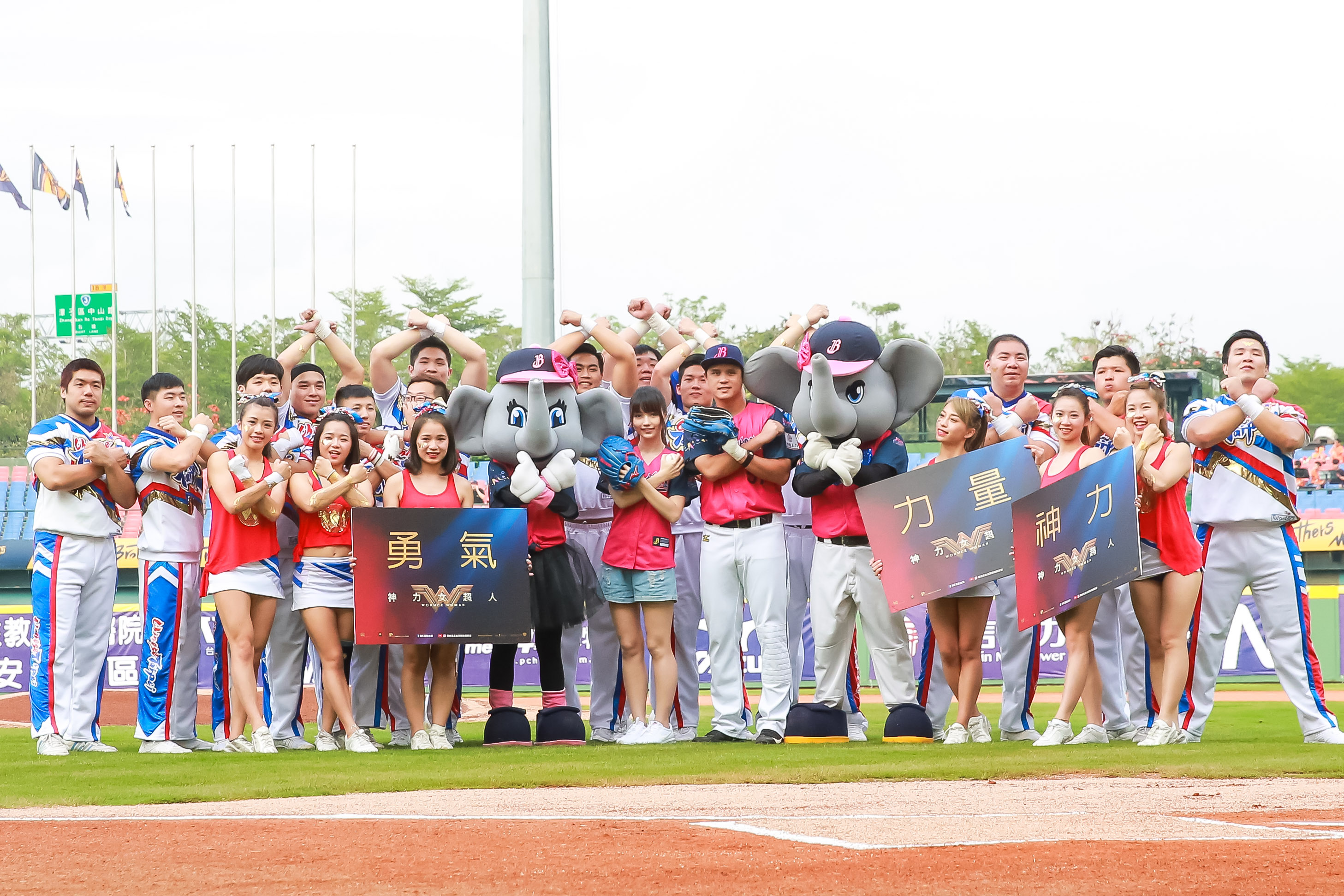 中信象球員代表與啦啦隊一起做出《神力女超人》的發功手勢。