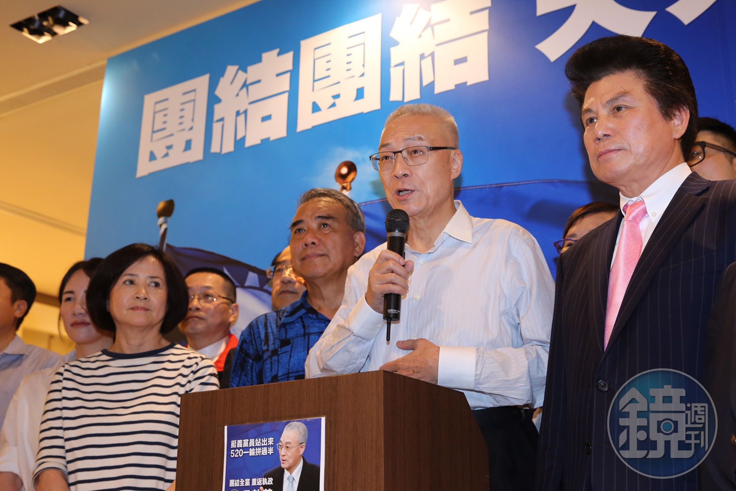 前副總統吳敦義以過半得票數當選國民黨主席，晚間9點偕夫人蔡令怡來到卸任副元首辦公室向支持者謝票。