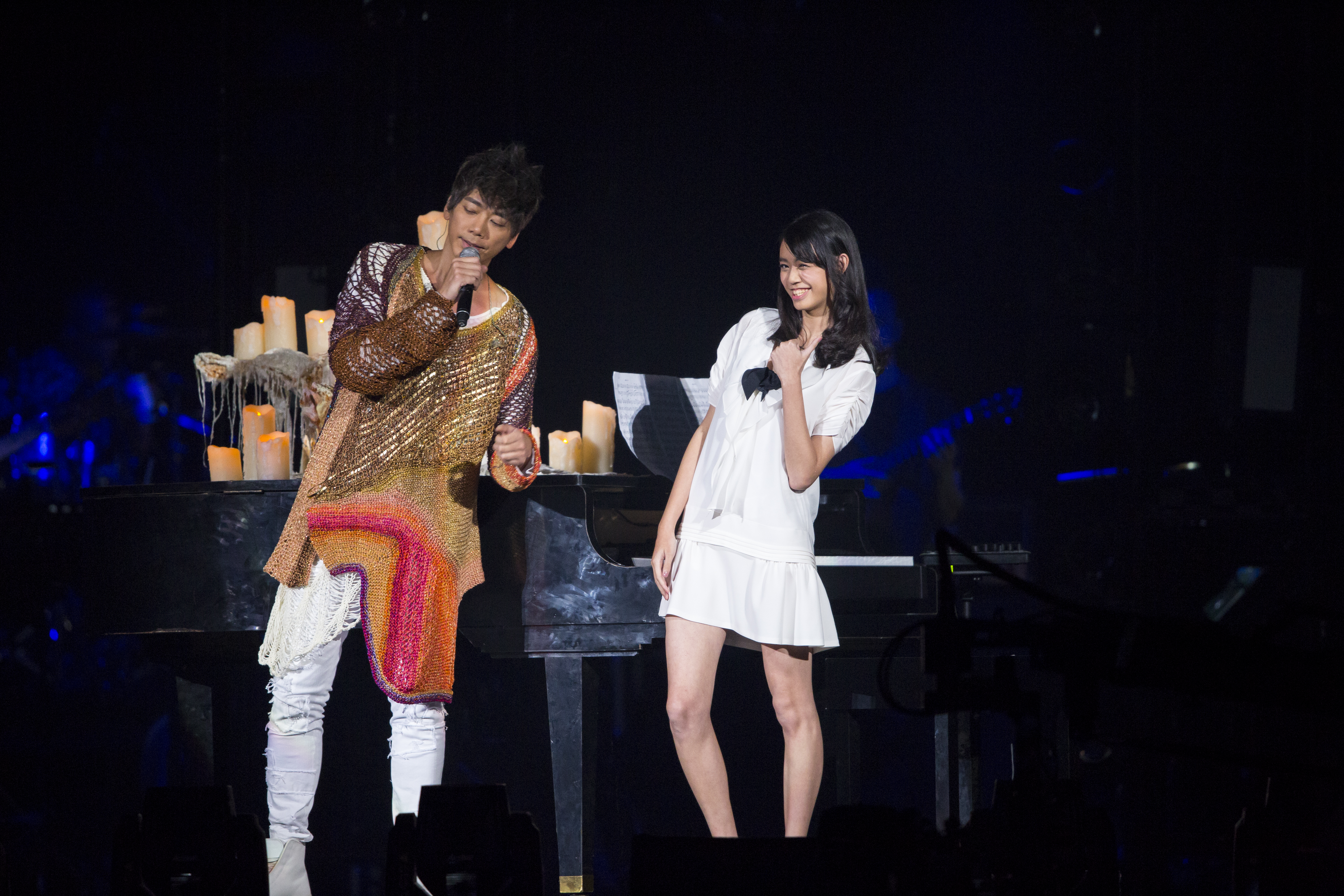 信（左）10年前曾與女兒小丸子同台，這次再度一起合作演出，他卻說心情很複雜，台下歌迷甚至喊他岳父。