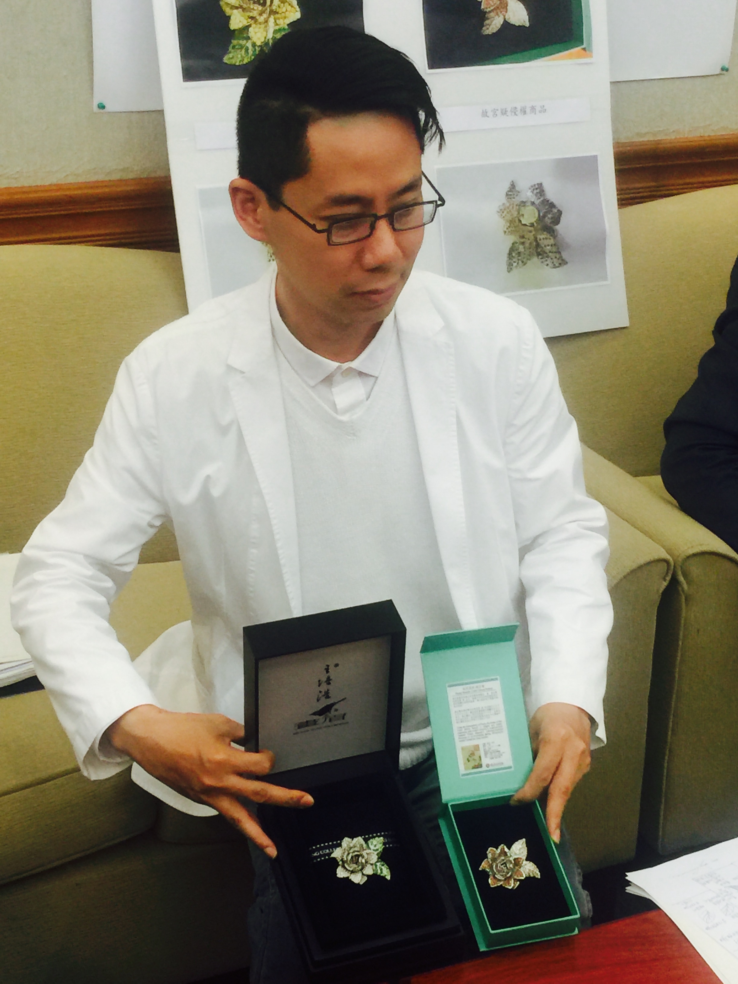 王培浩質疑故宮牡丹花別針與他的梔子花別針幾乎完全一樣。