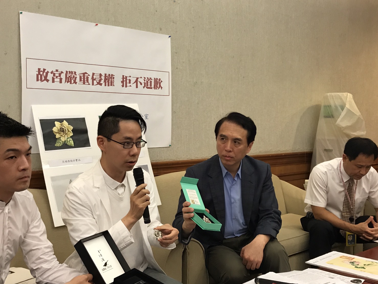 國民黨立委陳學聖舉行記者會痛批故宮嚴重侵權卻不道歉。（圖／陳學聖辦公室提供）