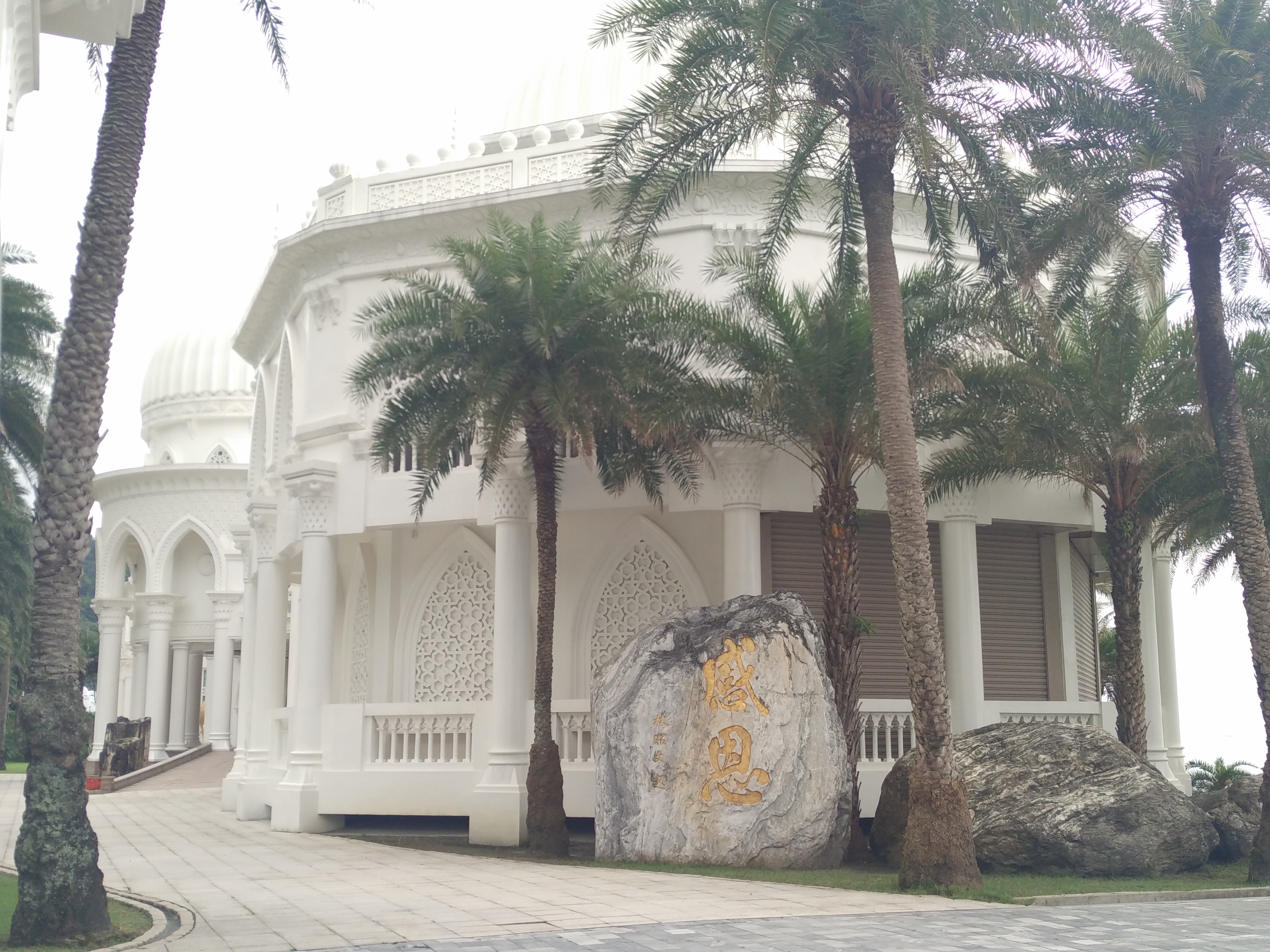 神祕阿拉伯宮殿坐落宜蘭外澳海邊,當地人稱呼為「小白宮」。(讀者提供)