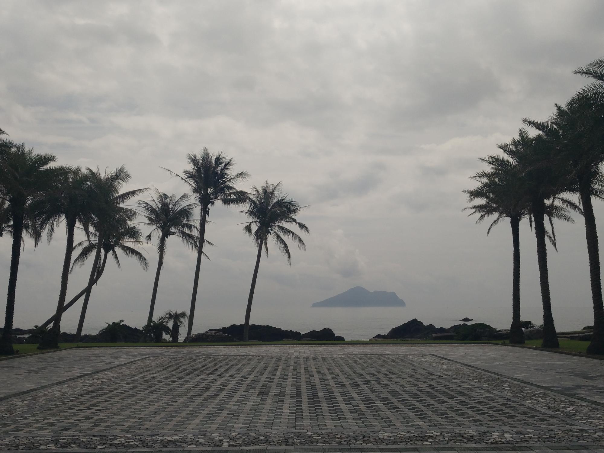 宮殿大門打開，藍色的大海一覽無遺，還能看到宜蘭外海的龜山島。(讀者提供)