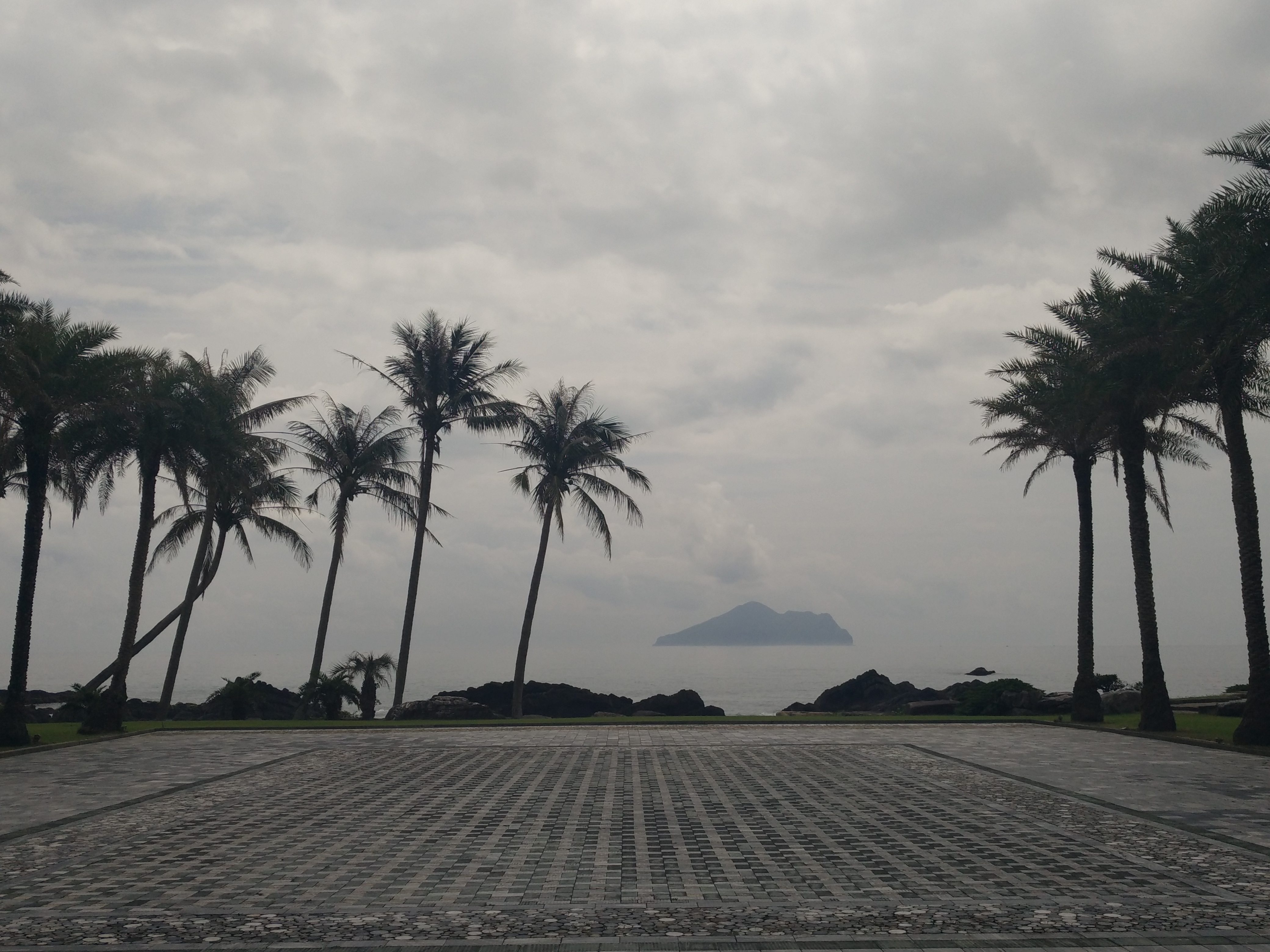 宮殿大門打開，藍色的大海一覽無遺，還能看到宜蘭外海的龜山島。(讀者提供)