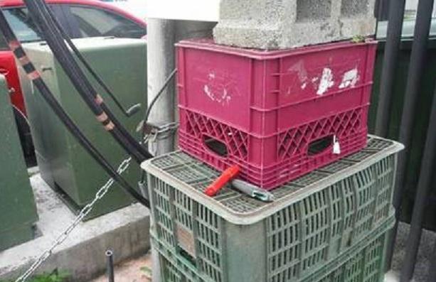 陳嫌連工作用鋁梯都沒帶，踏在塑膠籃子上偷電線，行跡怪異被民眾報警查獲。