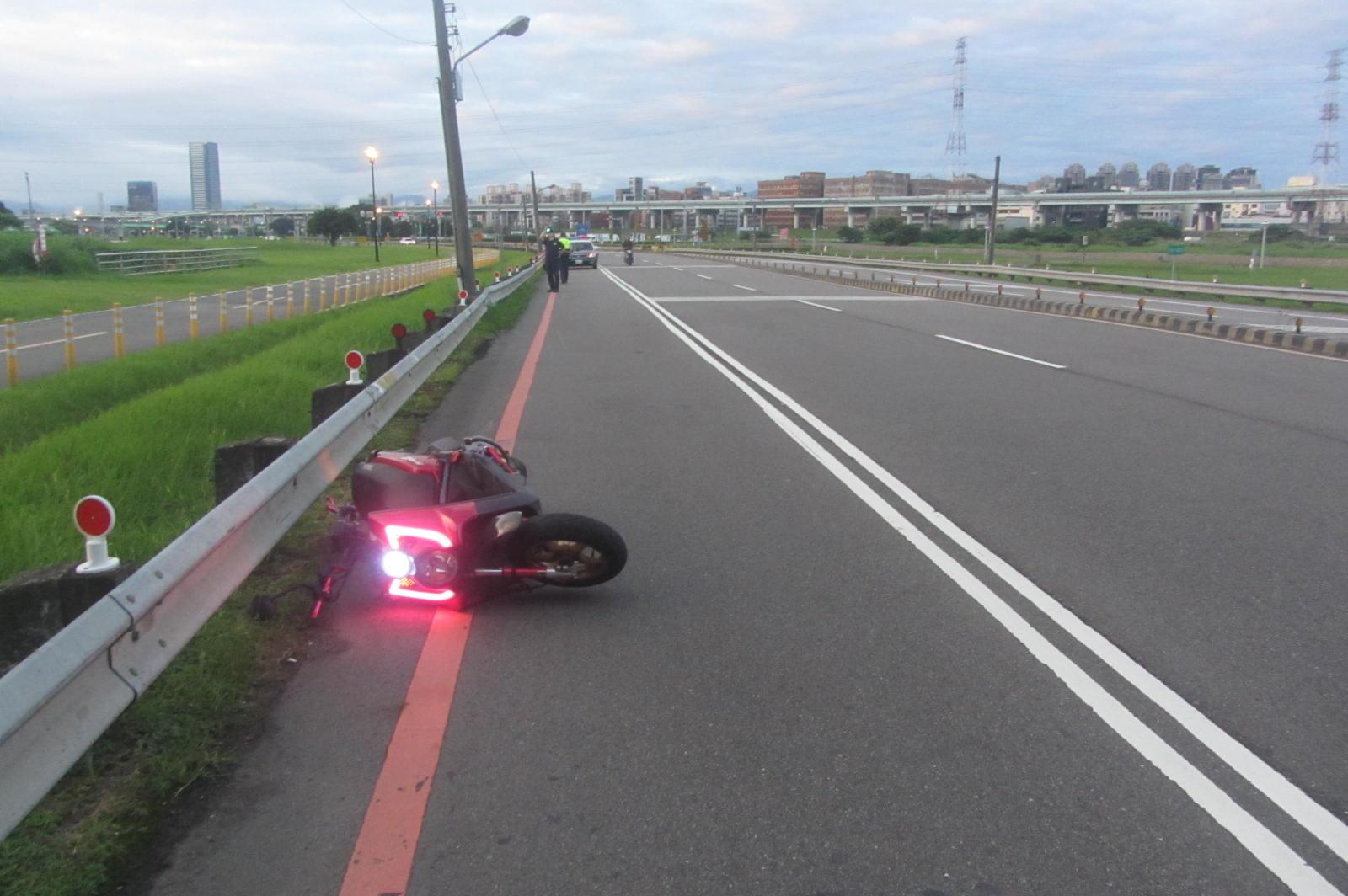 蘆洲區今日驚傳死亡車禍，陳姓機車騎士疑酒後自撞而命喪疏洪道。