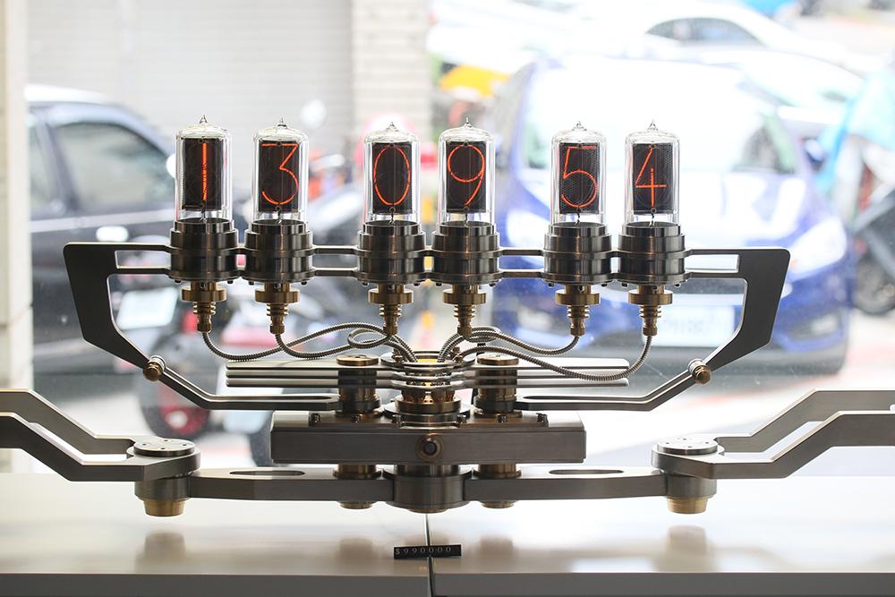 Nixie Machine II,特殊的造型與顯示阿拉伯數字的燈泡,有著濃濃工業風。
