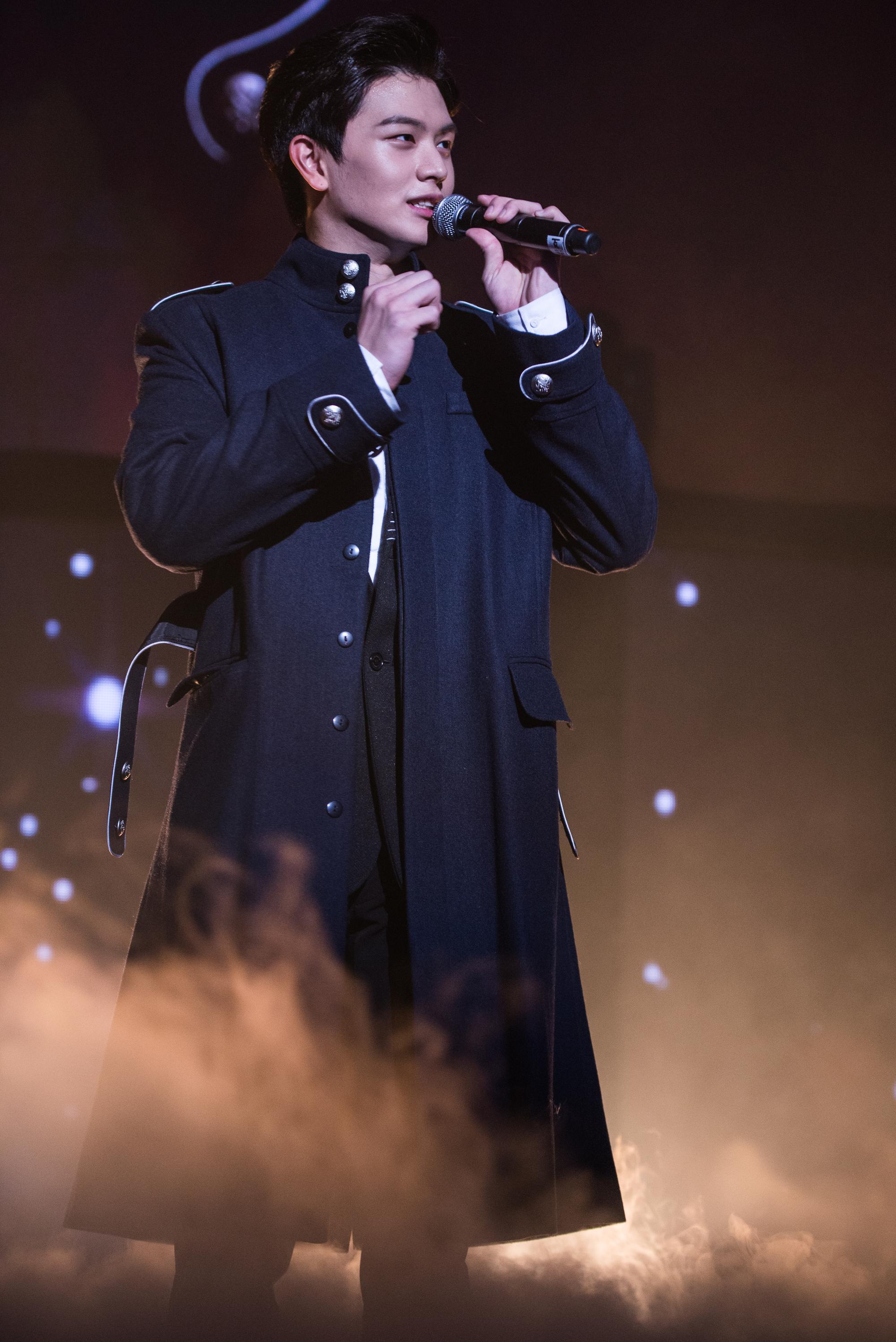 參與《鬼怪》演出的陸星材，在台上演出穿大衣走台步橋段，既帥氣又搞笑。