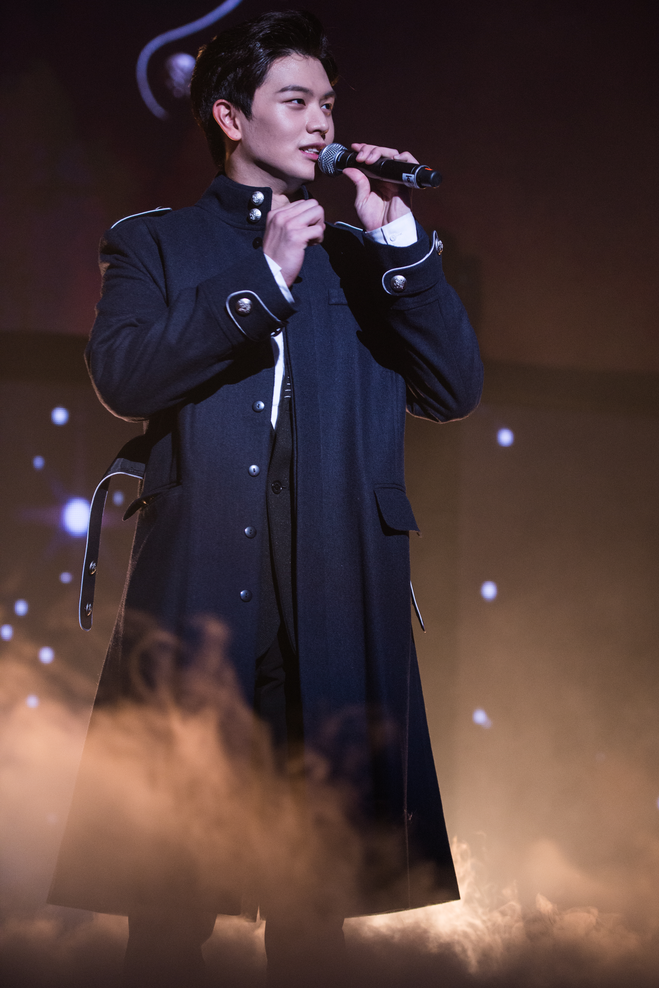 參與《鬼怪》演出的陸星材，在台上演出穿大衣走台步橋段，既帥氣又搞笑。