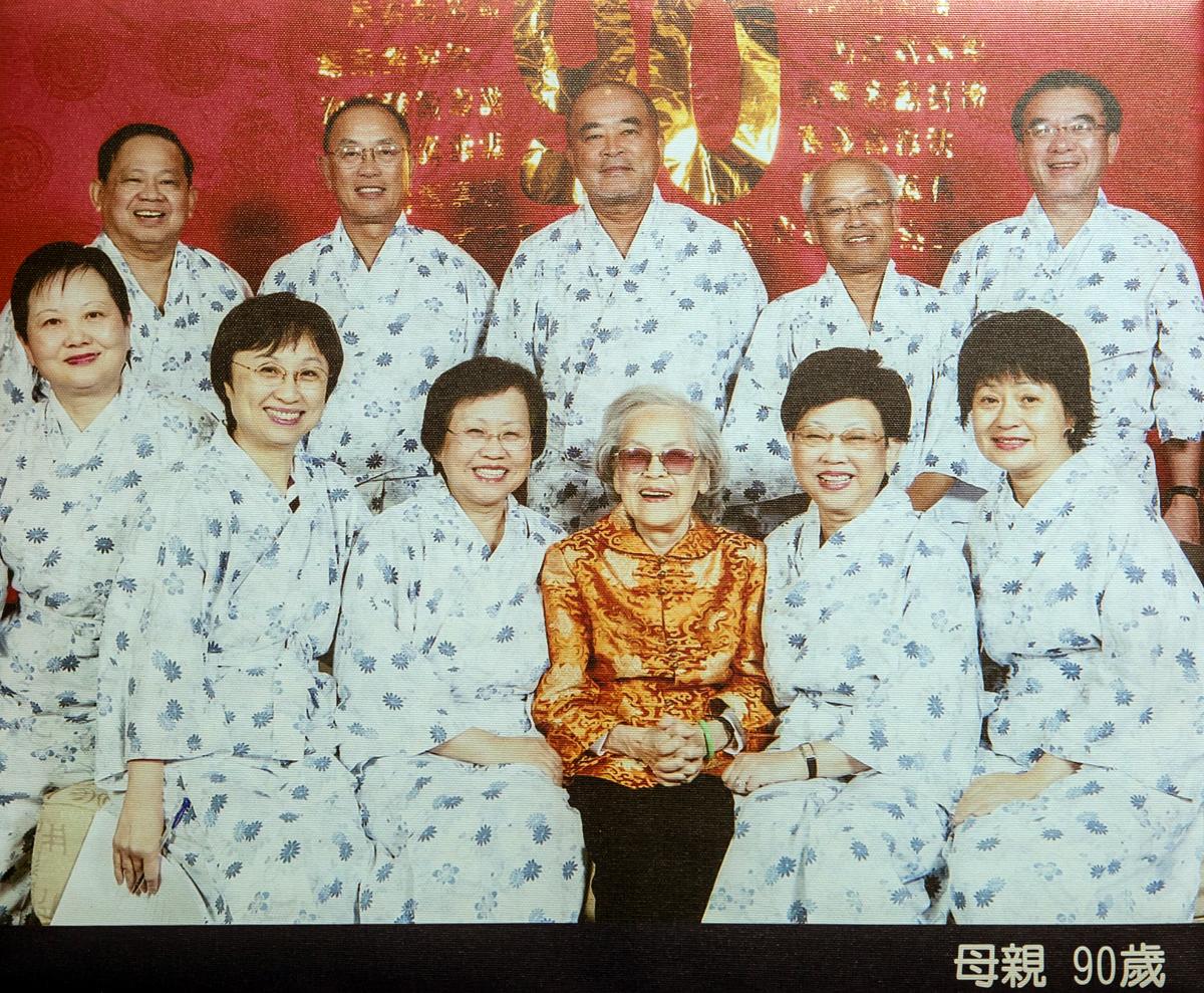 林泰生早年在母親林黃彩霞建議下投入童裝業。