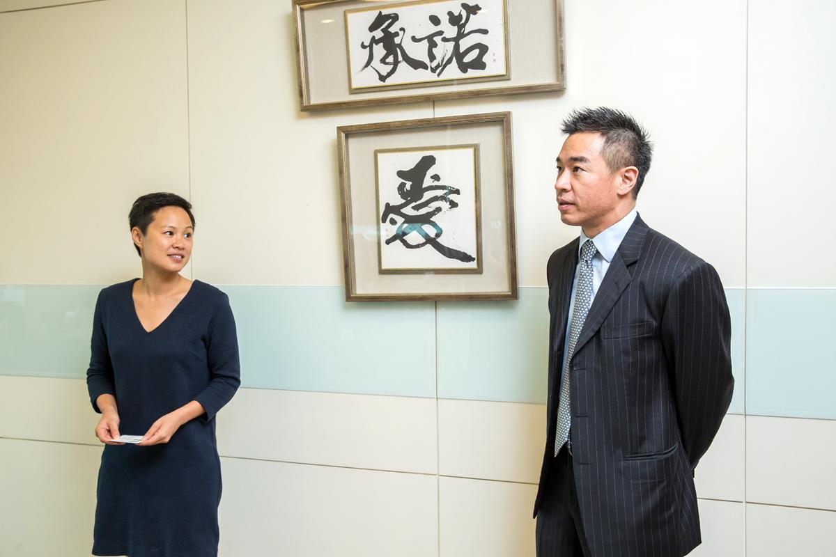 林泰生的兒女林柏蒼(右)、林柏薇(左)承接父業,現已回到麗嬰房打拚。