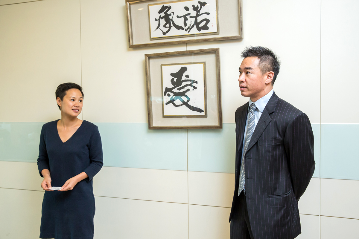 林泰生的兒女林柏蒼（右）、林柏薇（左）承接父業，現已回到麗嬰房打拚。