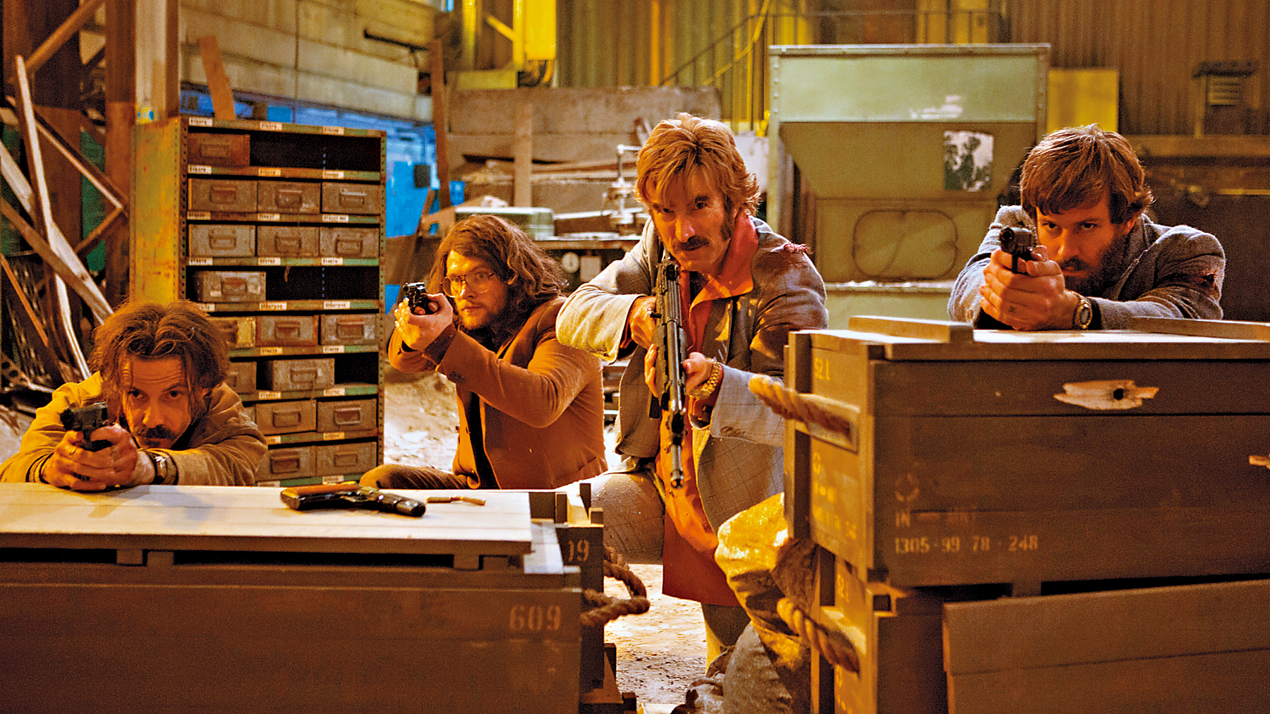 《玩命鎗火》將場景設在廢棄倉庫，沒有複雜的劇情，就是交易雙方的一陣狂轟，雖然人物幼稚中二，整部電影卻是爽朗輕快。（采昌提供）