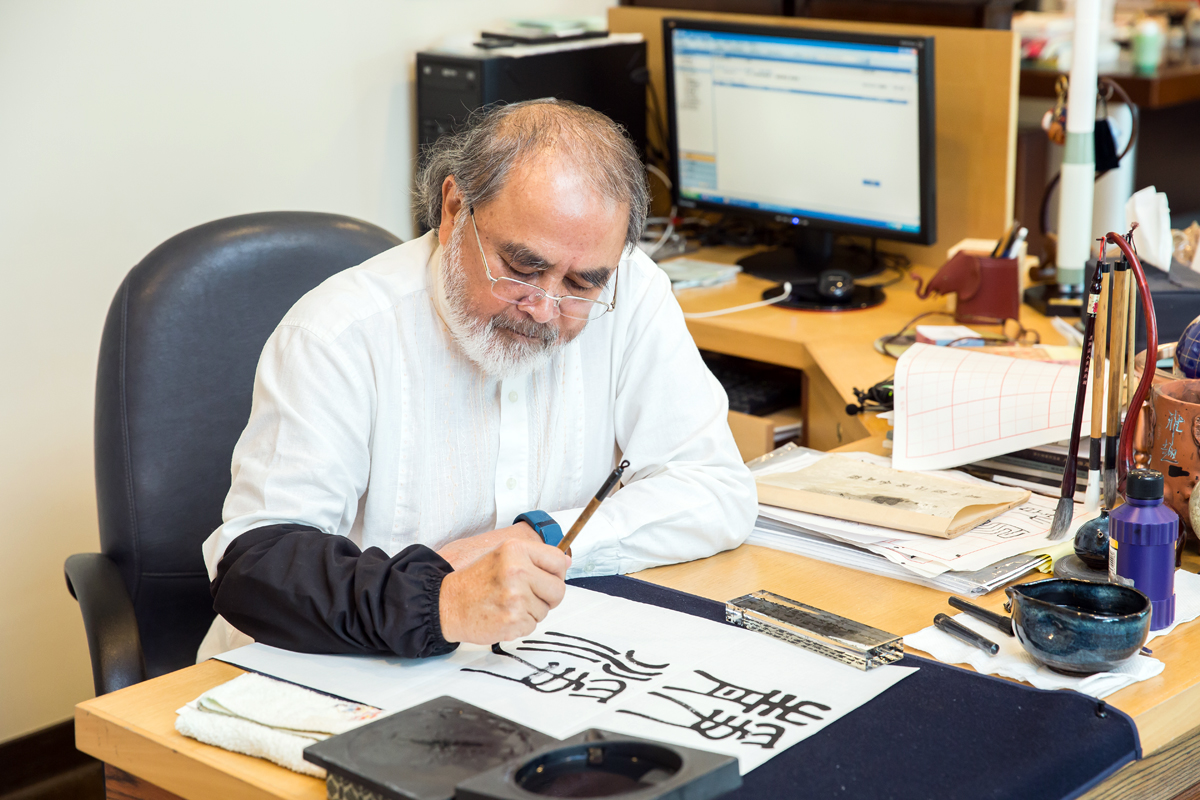 麗嬰房總裁林泰生退休後，為充實生活，目前在學寫書法。