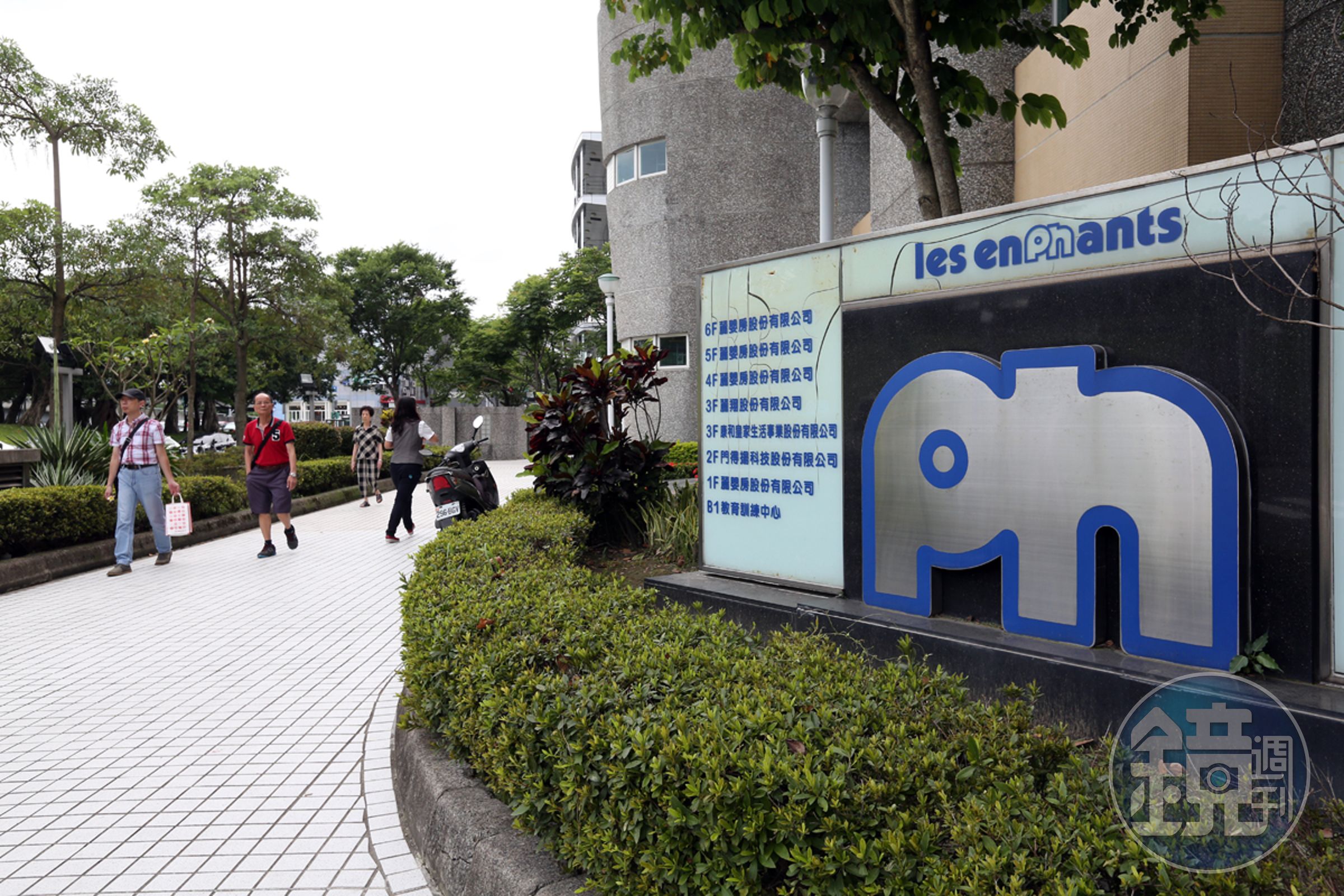 麗嬰房用大象作為企業標誌，從遠處看門市就能看到大象頭像。