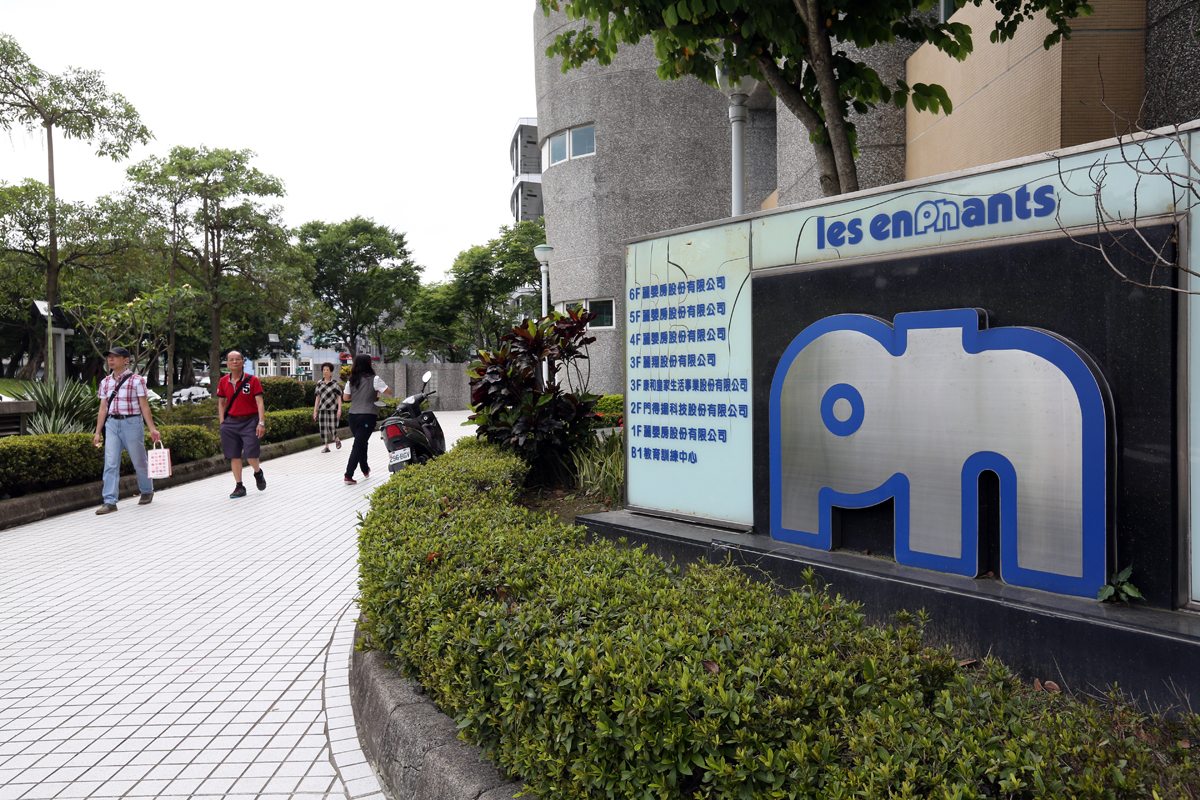 麗嬰房用大象作為企業標誌，從遠處看門市就能看到大象頭像。