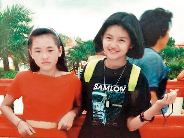 小S(左)怕姐姐大S(右),但也依賴至深,她生小孩時,一手牽老公,一手牽大S。(翻攝自大S微博)