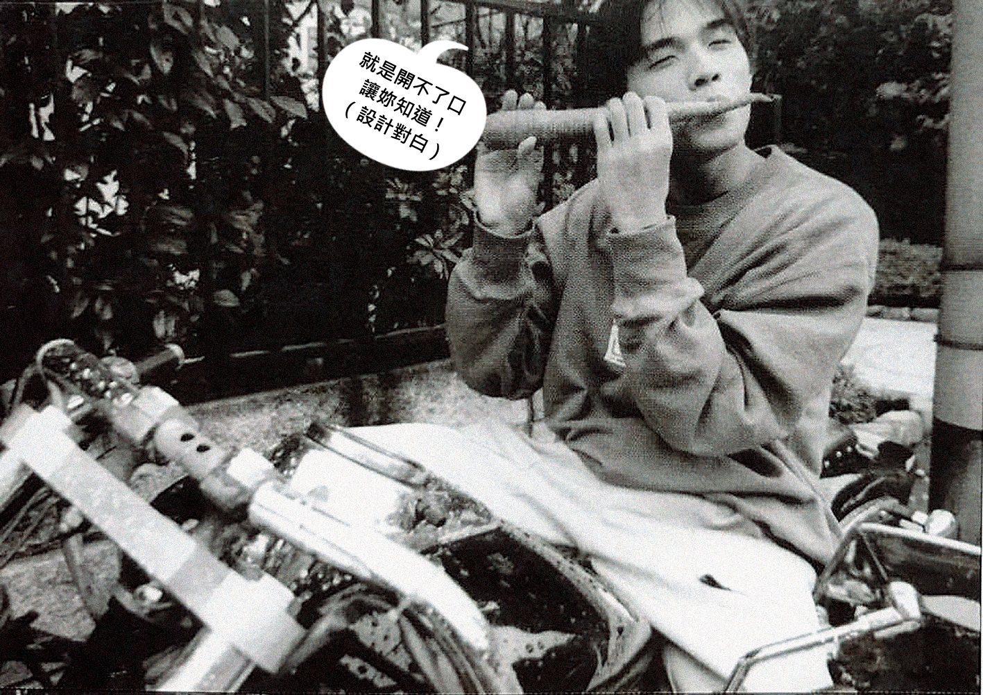 周杰倫po出一張吹紅蘿蔔的青少年照片,非常搞笑。(翻攝自周杰倫微博)
