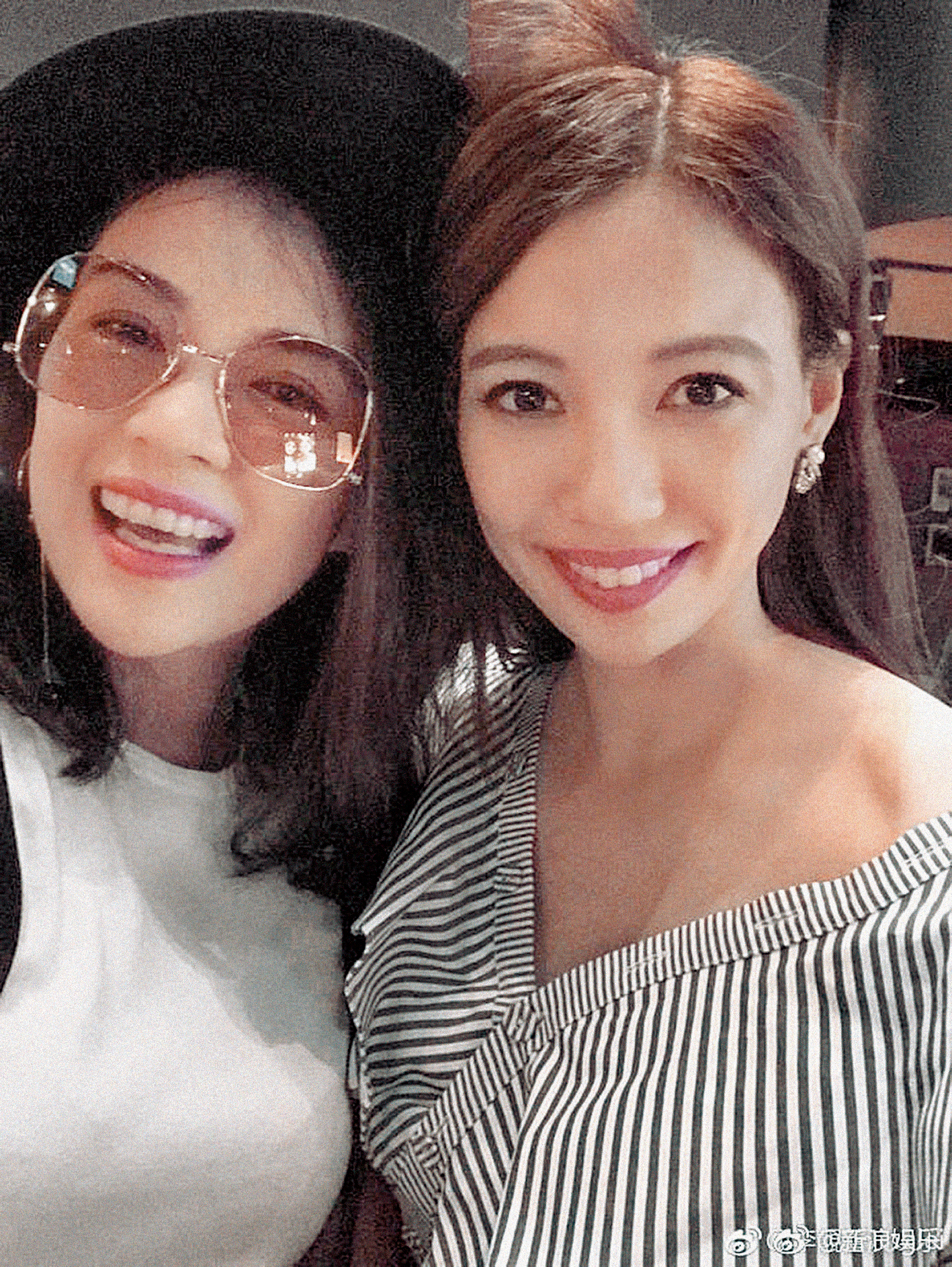 戴著墨鏡的章子怡(左)與李靜蕾(右)同框,笑容滿面。(翻攝自新浪娛樂)