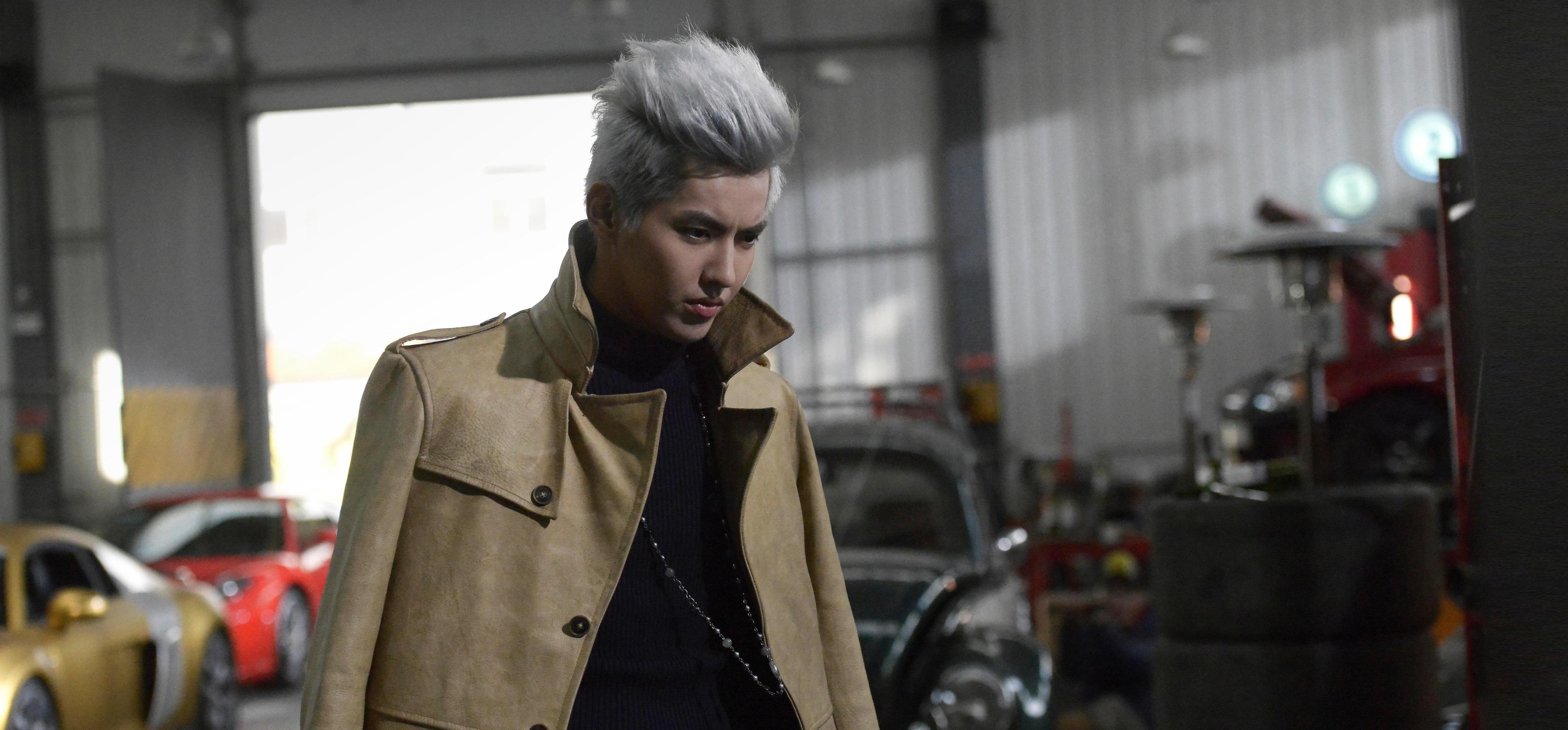 吳亦凡在《老炮兒》中演飛車黨，一頭白髮很酷炫。