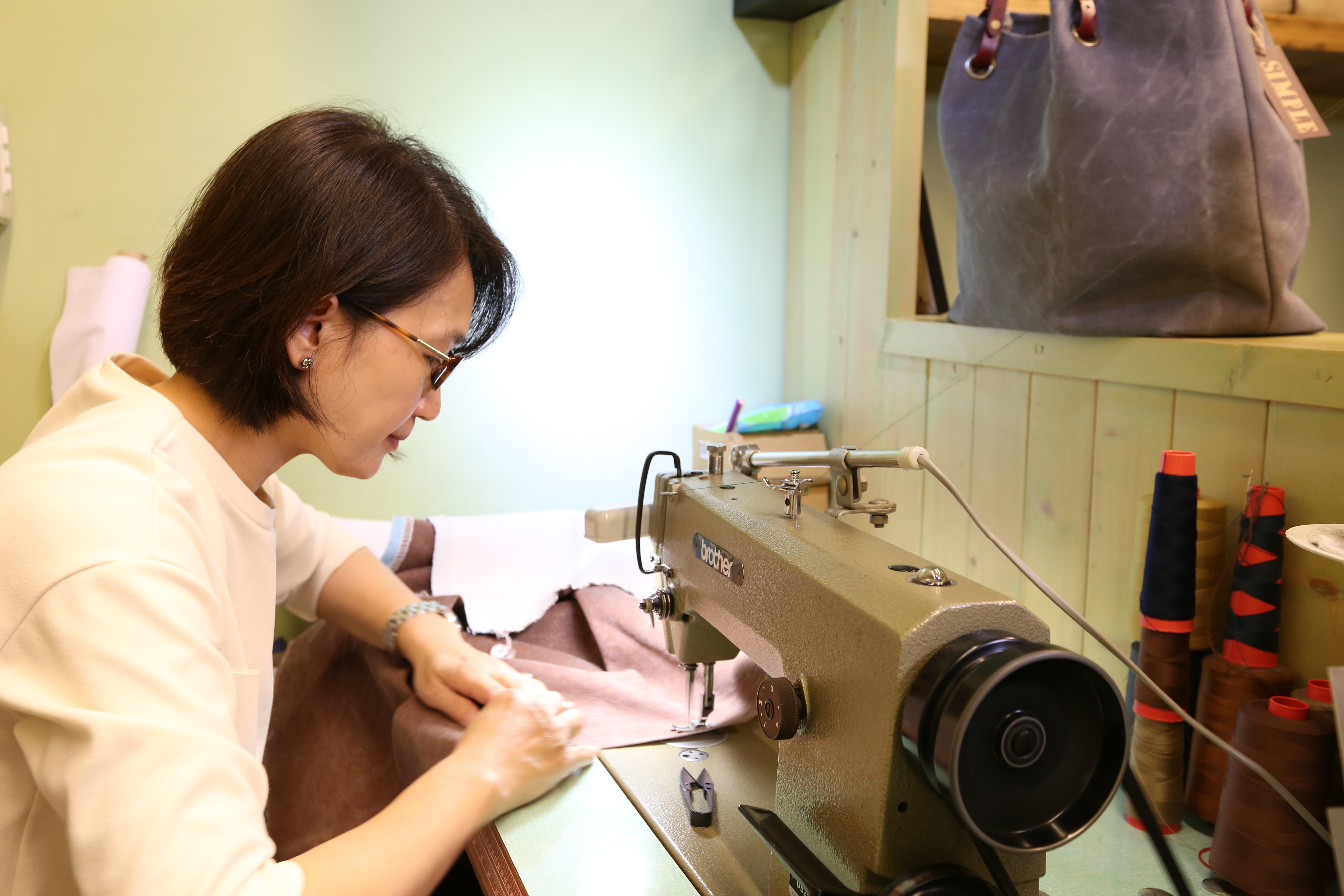 對許瑛芬而言，窩在工作室裡專注車縫就是最大的幸福。