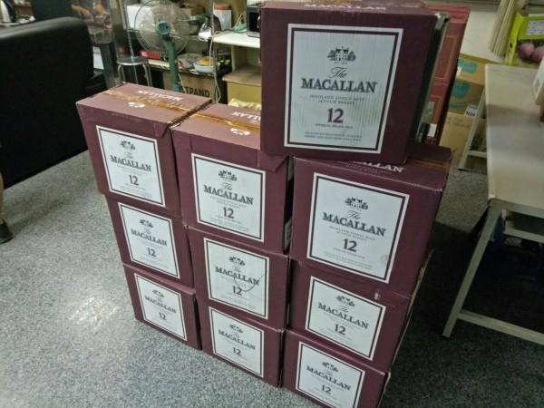 警方查獲高單價、銷量少的約翰走路XR21年等各種名牌假酒。