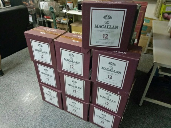 警方查獲高單價、銷量少的約翰走路XR21年等各種名牌假酒。