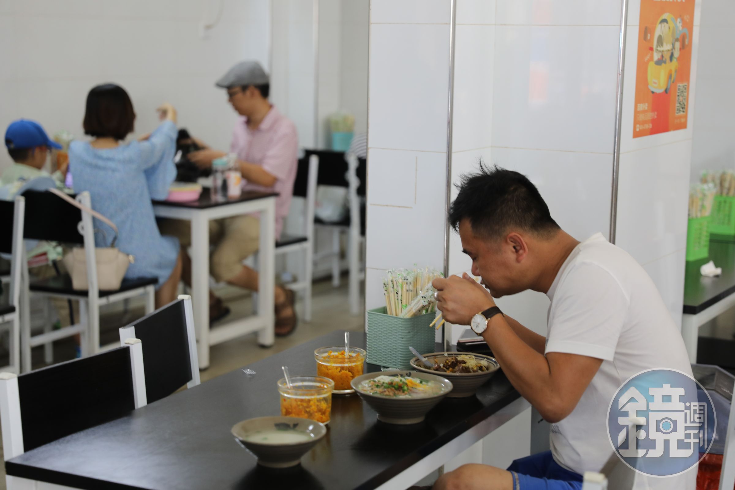 海南人習慣早上吃上一碗粉，市場裡處處飄散粉味，而且每家的粉都不同。 